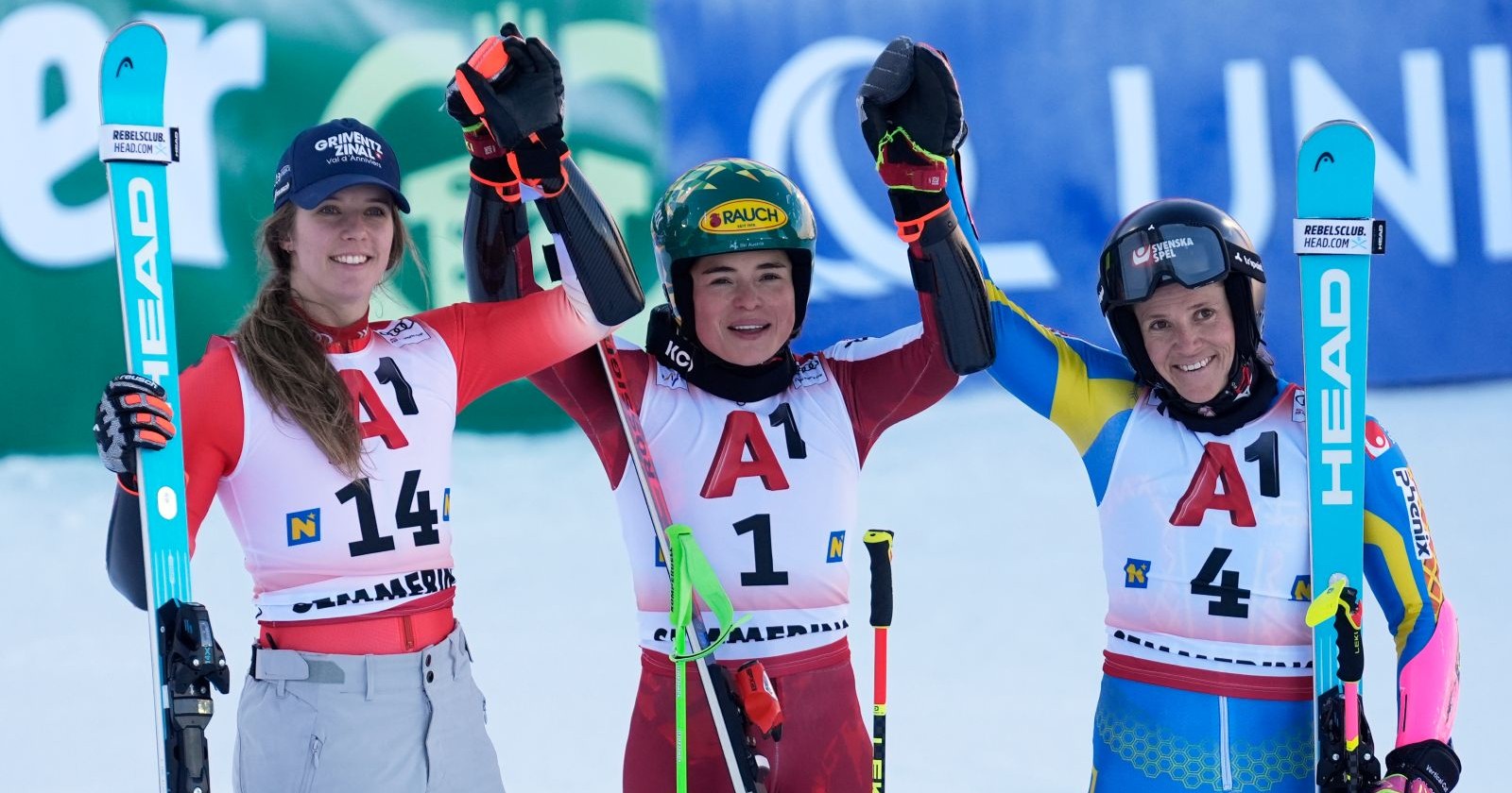 Camille Rast, Julia Scheib und Sara Hector bei der Siegerehrung des Riesentorlaufs vom Semmering