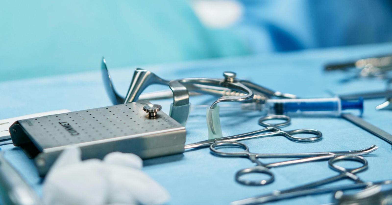 Operationsbesteck auf einem Tisch im OP-Saal