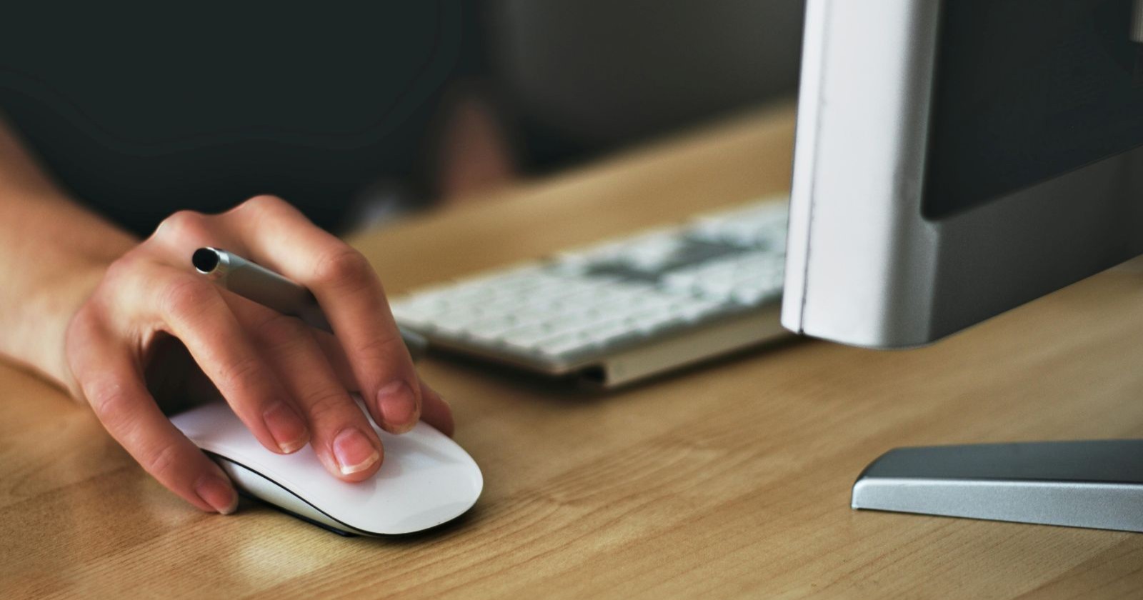 Hand auf Computermaus