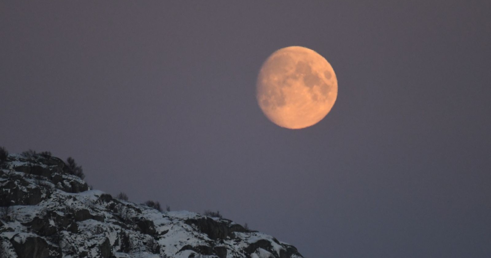 Der „Kalte Mond“ über verschneiten Felsen: Der Dezember-Vollmond 2025 leuchtet besonders klar und hell am Winterhimmel.