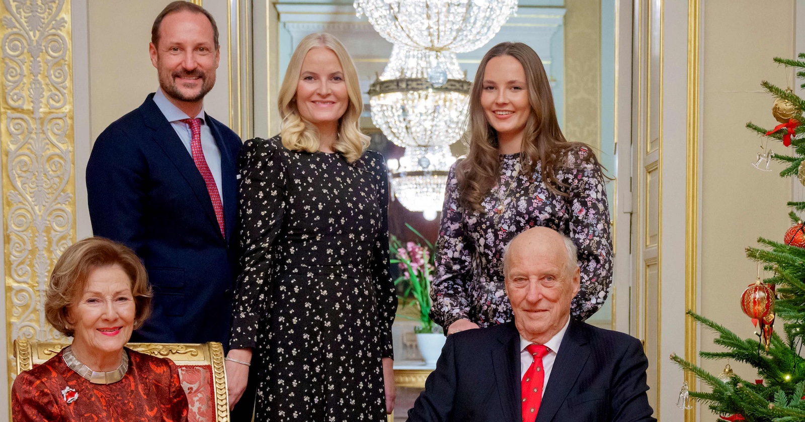 Die norwegische Königsfamilie neben dem Christbaum im Osloer Schloss