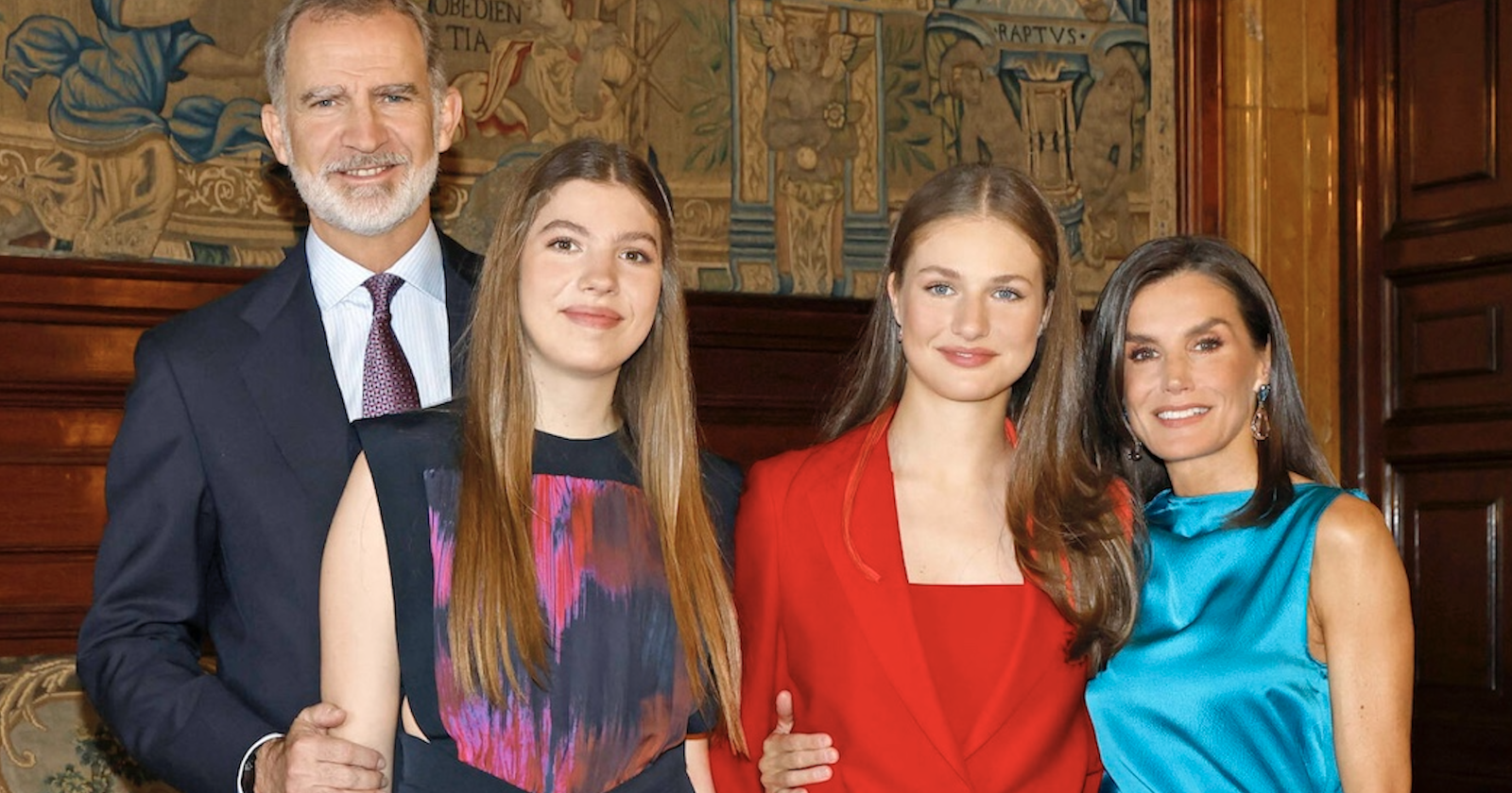 Spanische Königsfamilie posiert vor einem Wandteppich für die Weihnachtskarte