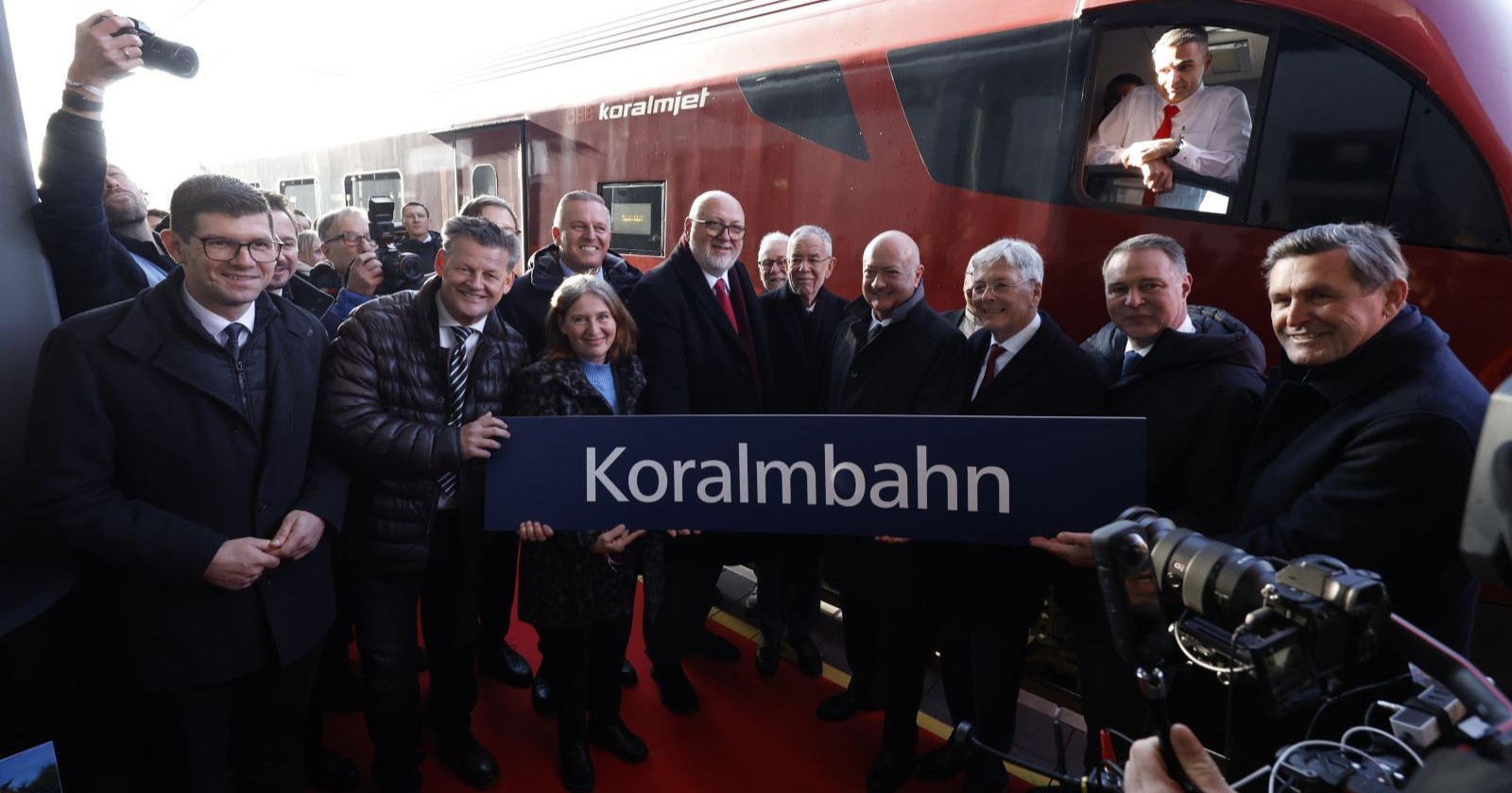 Eric von Breska (Vertreter der Europäischen Kommission), Bürgermeister von Klagenfurt, Christian Scheider (FSP), Bürgermeisterin Elke Kahr (KPÖ), Landeshauptmann Mario Kunasek (FPÖ), Andreas Matthä (CEO ÖBB Holding), Bundespräsident Alexander Van der Bellen (Grüne), Bundeskanzler Christian Stocker (ÖVP), der Landeshauptmann von Kärnten, Peter Kaiser (SPÖ), Vizekanzler Andreas Babler (SPÖ) und BM Peter Hanke (SPÖ) am Freitag, 12. Dezember 2025, anl. der Eröffnung der Koralmbahn am Hauptbahnhof in Graz