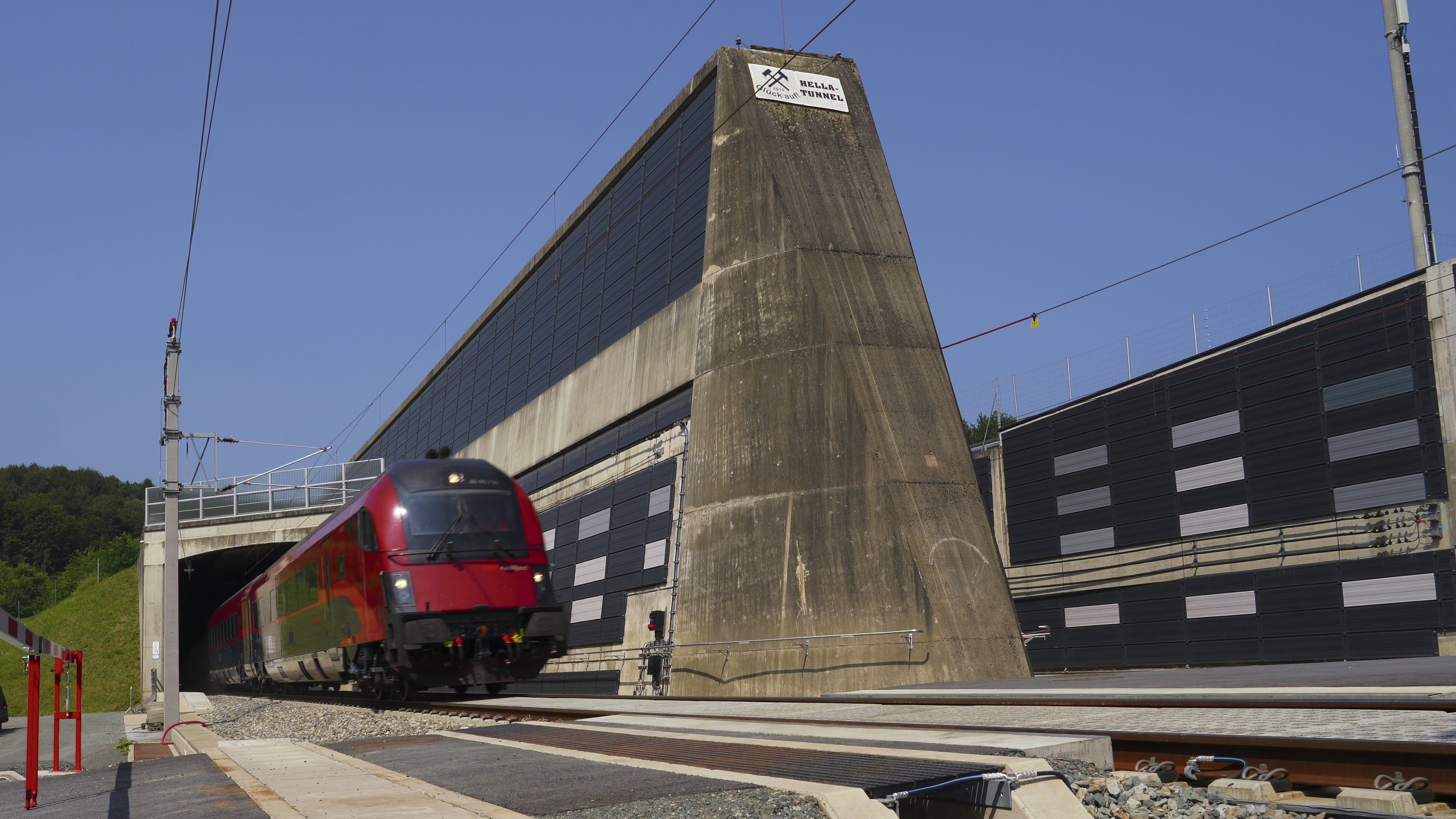 Tunneleinfahrt auf steirischer Seite der Koralmbahn, im Bild ist eine Railjet-Garnitur zu sehen