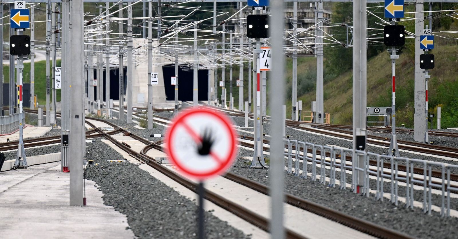 Gleisbereich am Ostportal des Koralmtunnels bei Deutschlandsberg, wo kurz nach der Eröffnung der Koralmbahn Rauch festgestellt wurde.