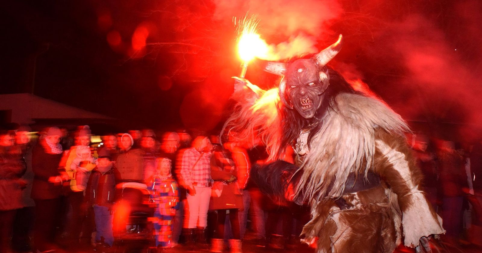 &quot;Perchten&quot; sind eine Tradition im österreichisch-bayerischen Alpenraum, die mit ihrer finsteren Fratze und Glockenlärm den Winter vertreiben sollen – Stockfoto
