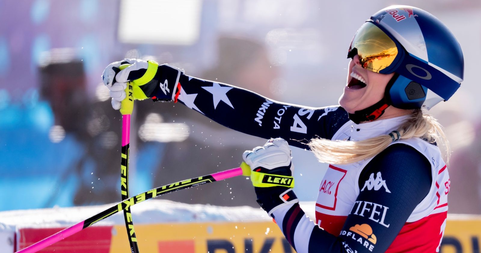Lindsey Vonn im Zielraum der Weltcup-Abfahrt von St. Moritz am 12.12.2025