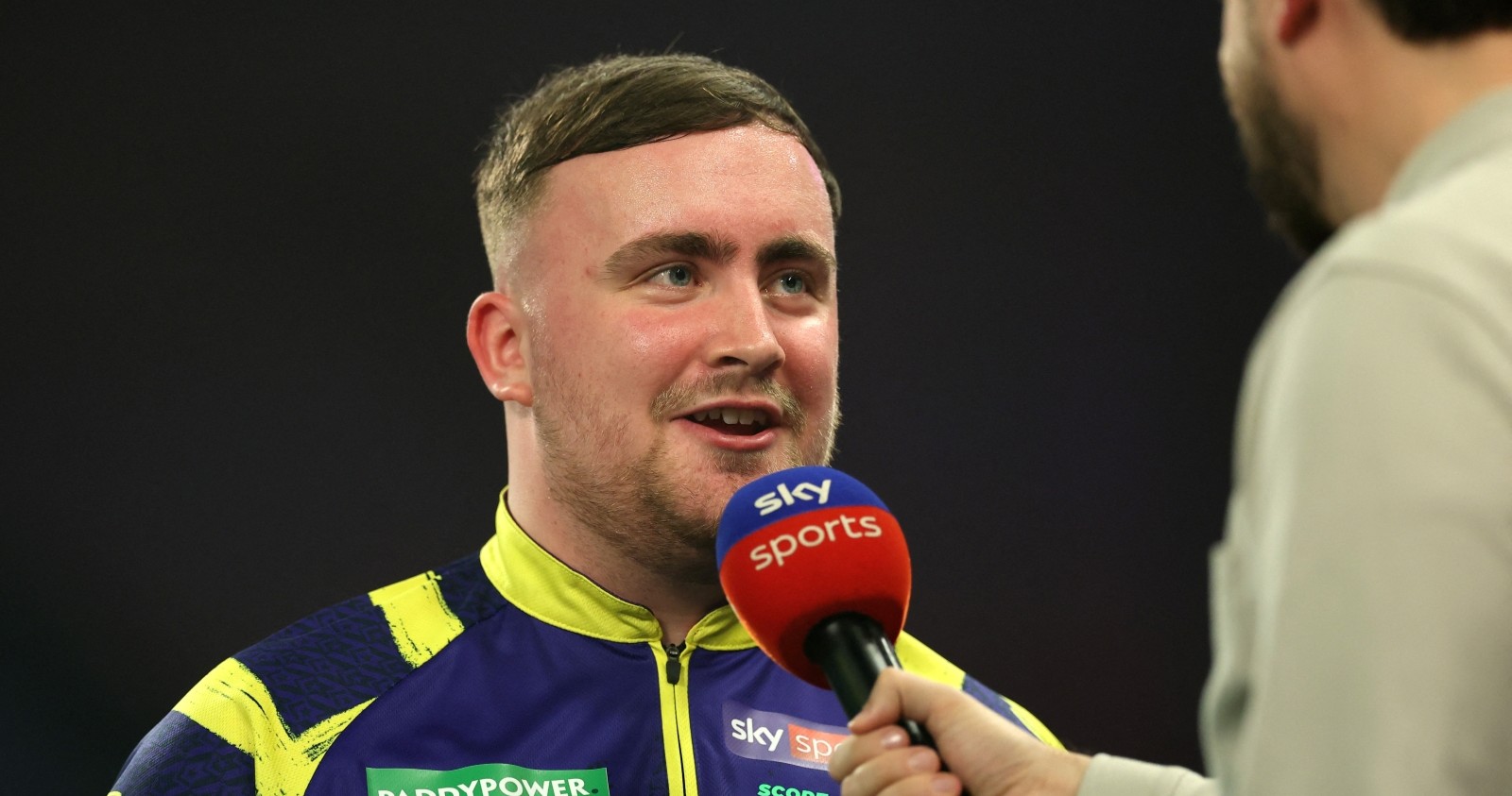 Luke Littler im Interview nach dem Sieg im Achtelfinale.