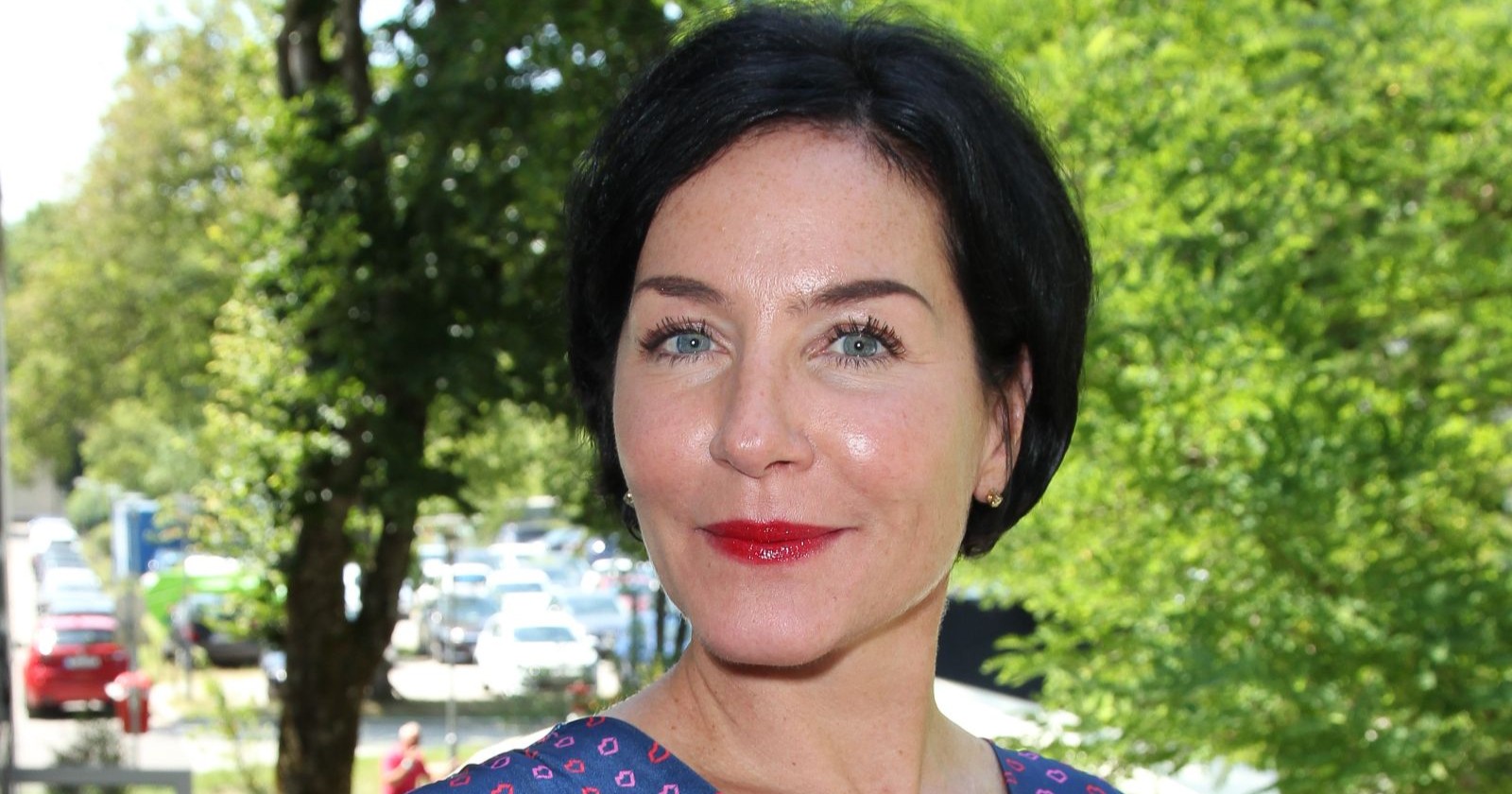 Marisa Burger mit rotem Lippenstift