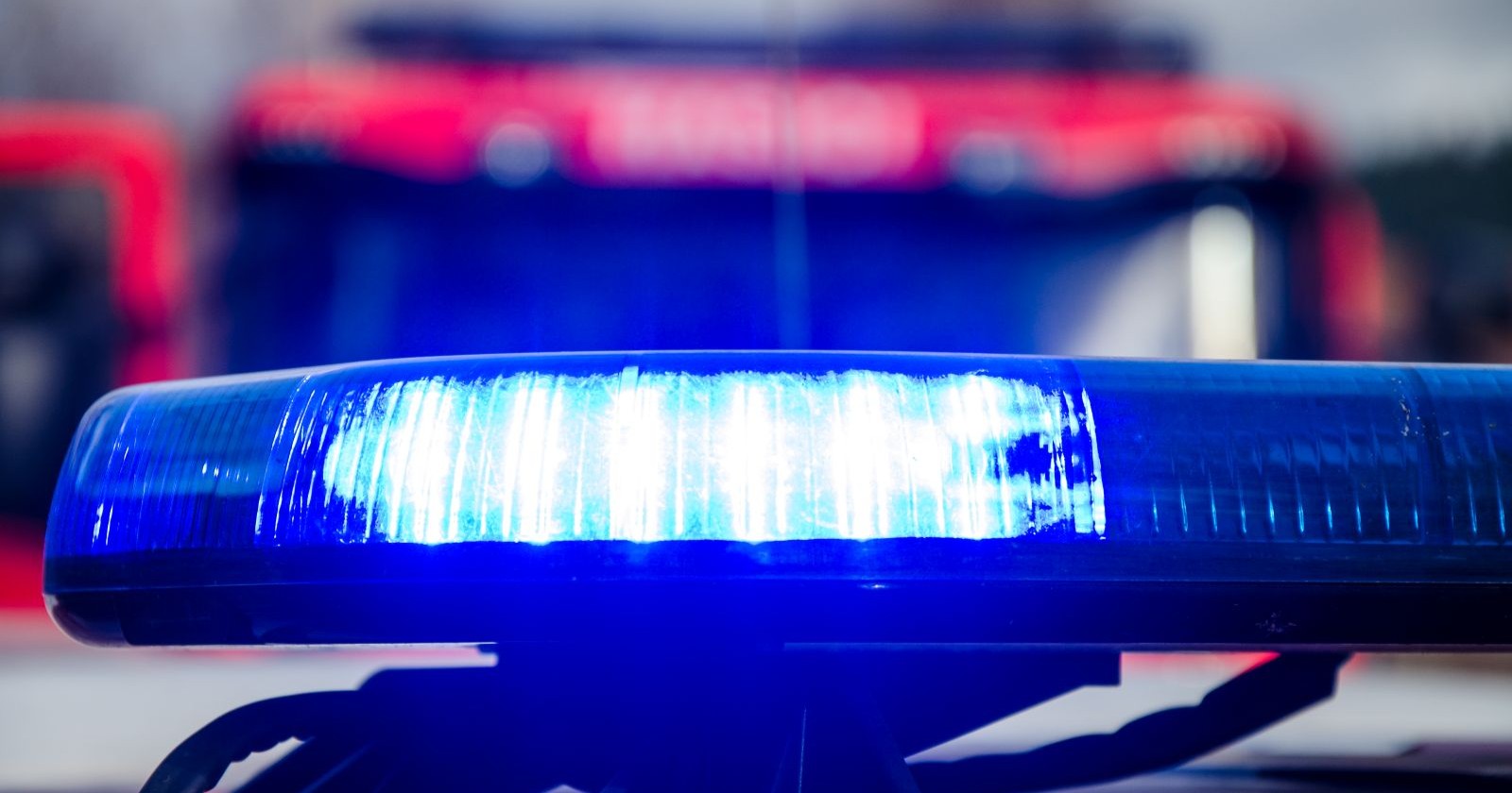 Sirene eines Polizeiwagens hinter einem Feuerwehrwagen