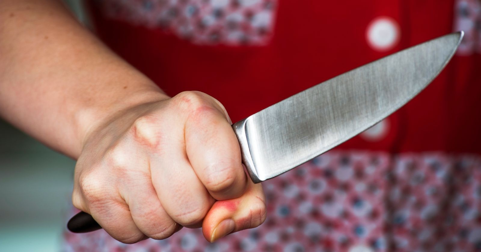 Frau mit Küchenmesser in ihrer Hand