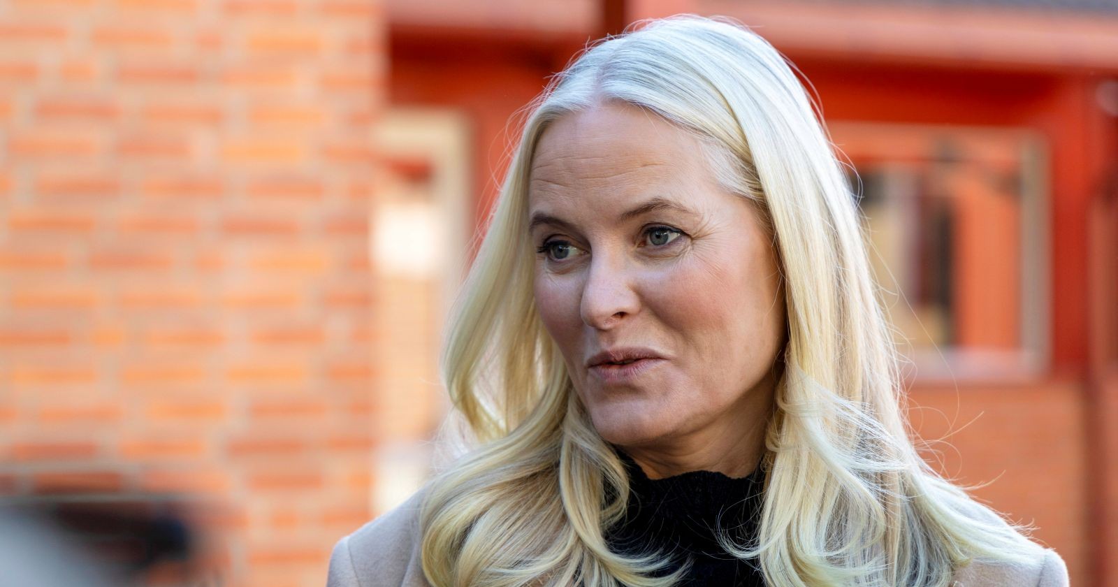 Kronprinzessin Mette-Marit mit ernstem Gesichtsausdruck