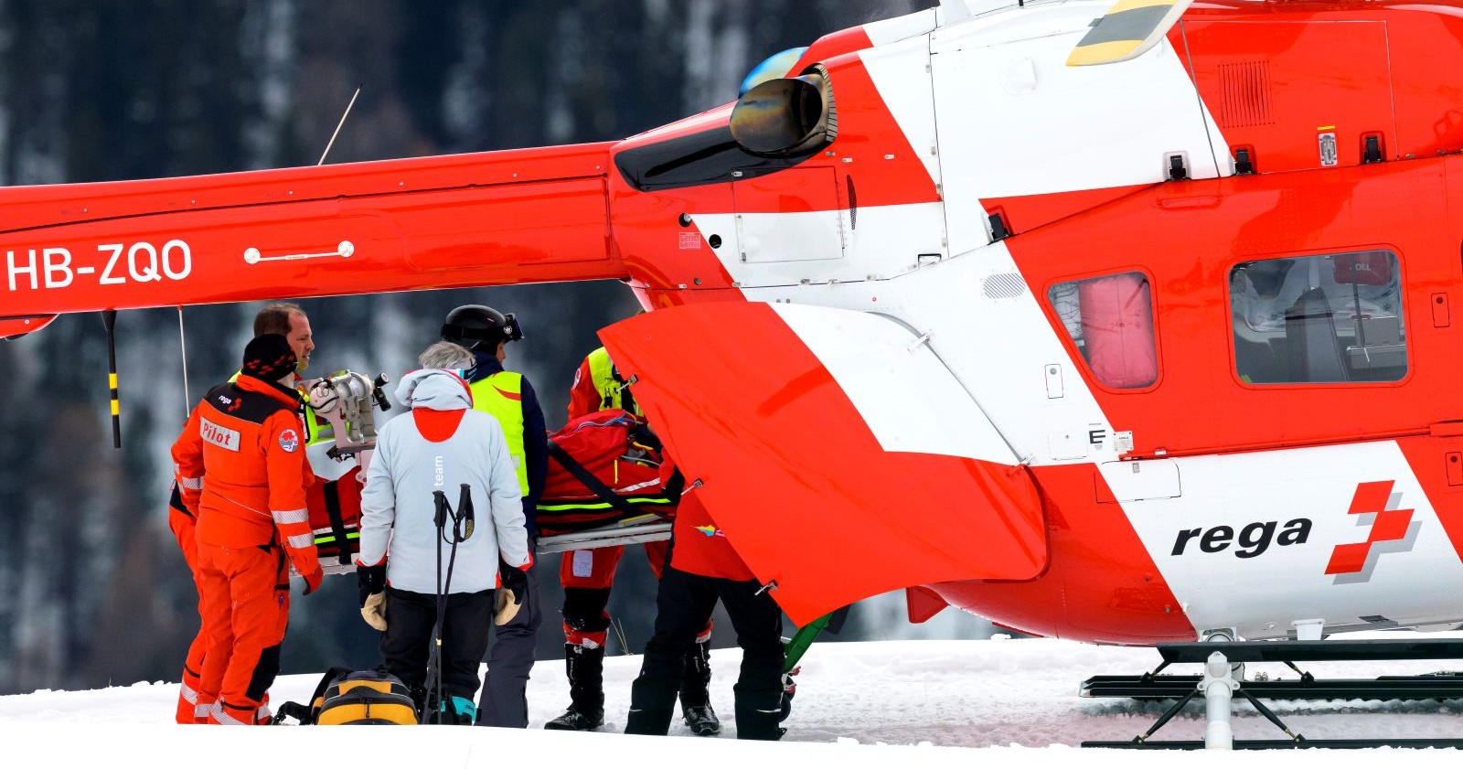 Rettungsteam der Rega bringt Michelle Gisin nach schwerem Sturz in St. Moritz mit dem Helikopter ins Krankenhaus.