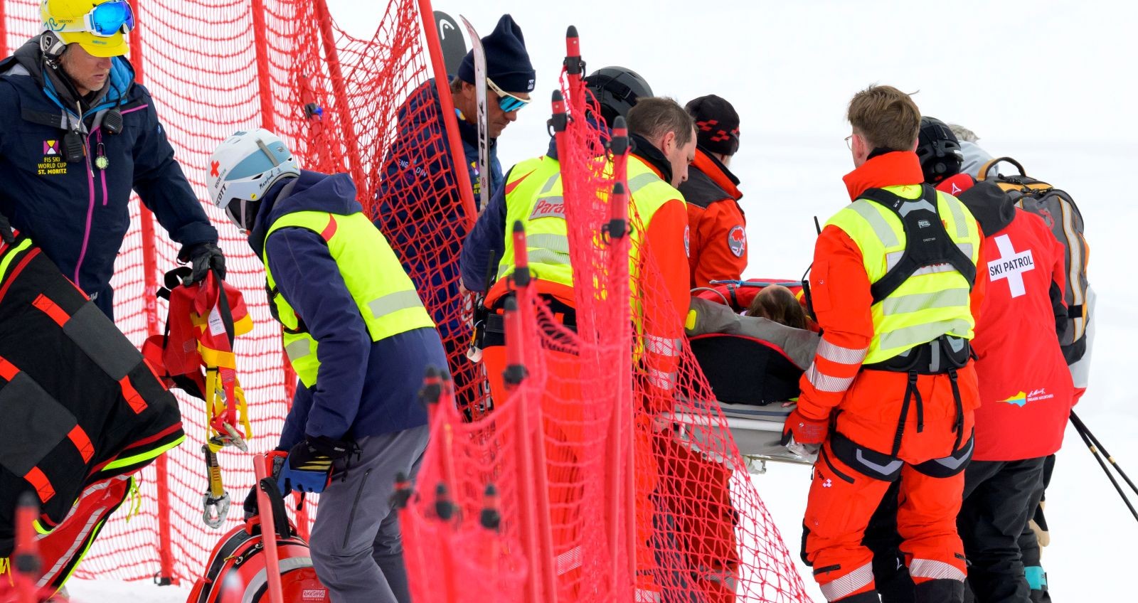 Michelle Gisin wird nach ihrem Trainingssturz in St. Moritz von Rettungskräften an der Piste erstversorgt und für den Abtransport per Helikopter vorbereitet.