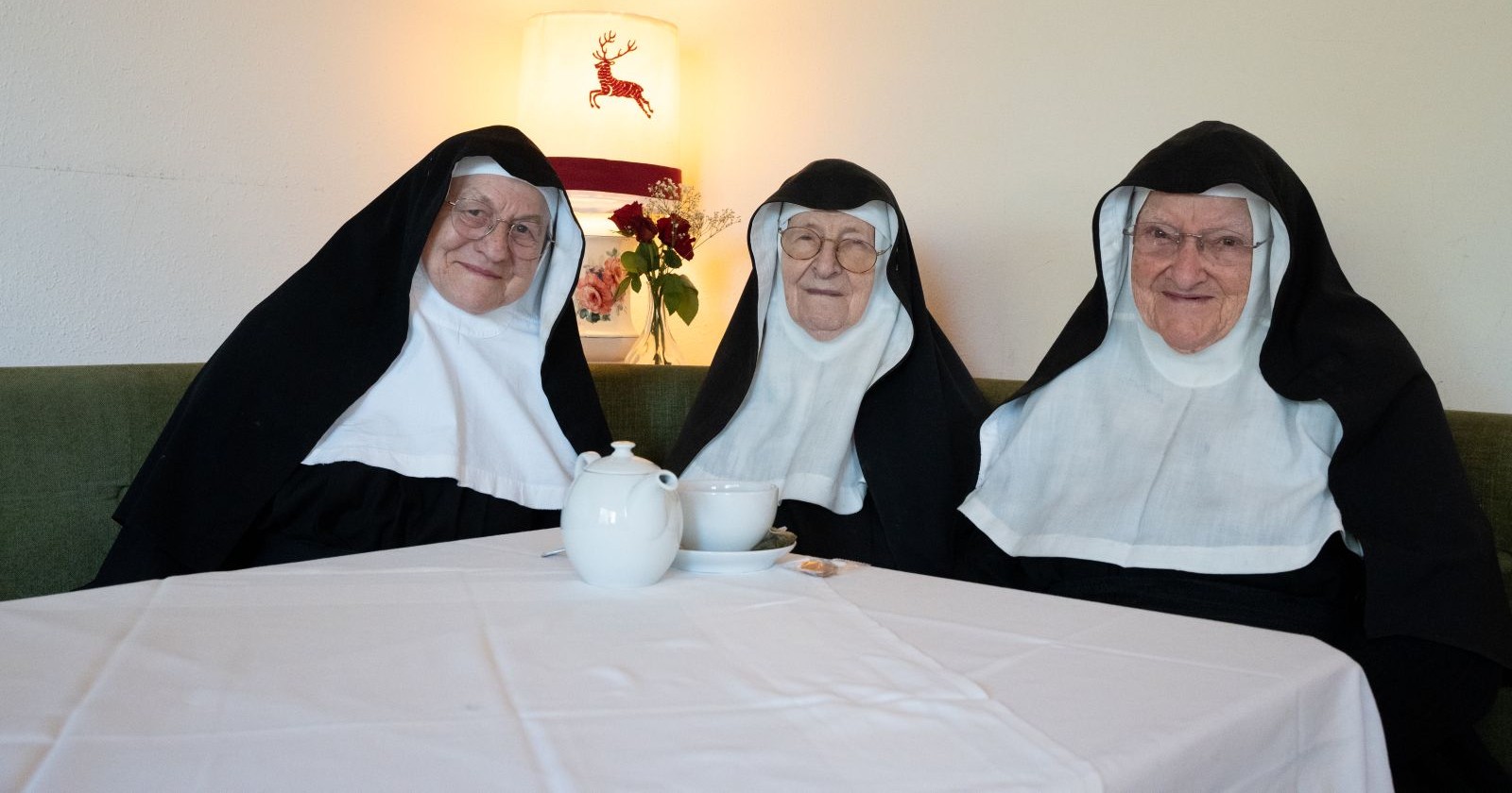 Die drei Nonnen, Schwester Rita (82, v. l. n. r.), Schwester Regina (86) und Schwester Bernadette (88), sitzen während eines Interviews in einem Gästehaus. Die Nonnen halten sich seit Anfang September in ihrem ehemaligen Kloster in Goldenstein bei Salzburg auf, weil sie nicht in einem Altenheim leben möchten.