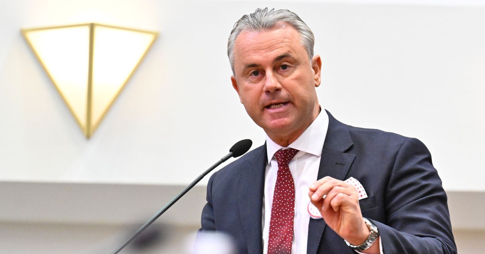 Norbert Hofer am Redner-Pult, der Landesparteiobmann der FPÖ überlegt, sich als Klubobmann zurückzuziehen