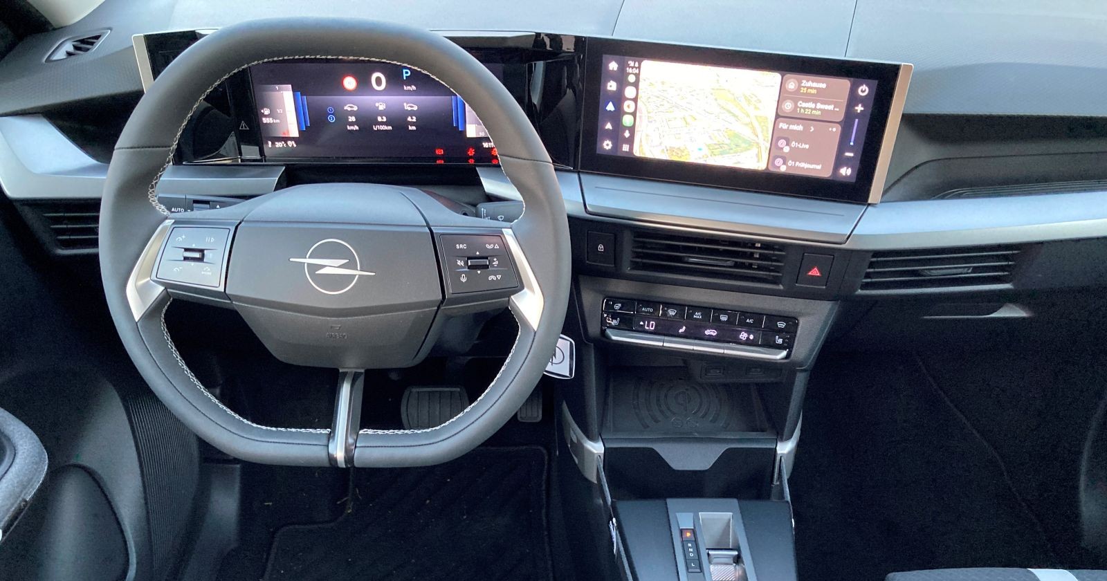 Das Cockpit des Opel Frontera ist in grau gehalten, in der Mitte ist ein kleines Display zu sehen.