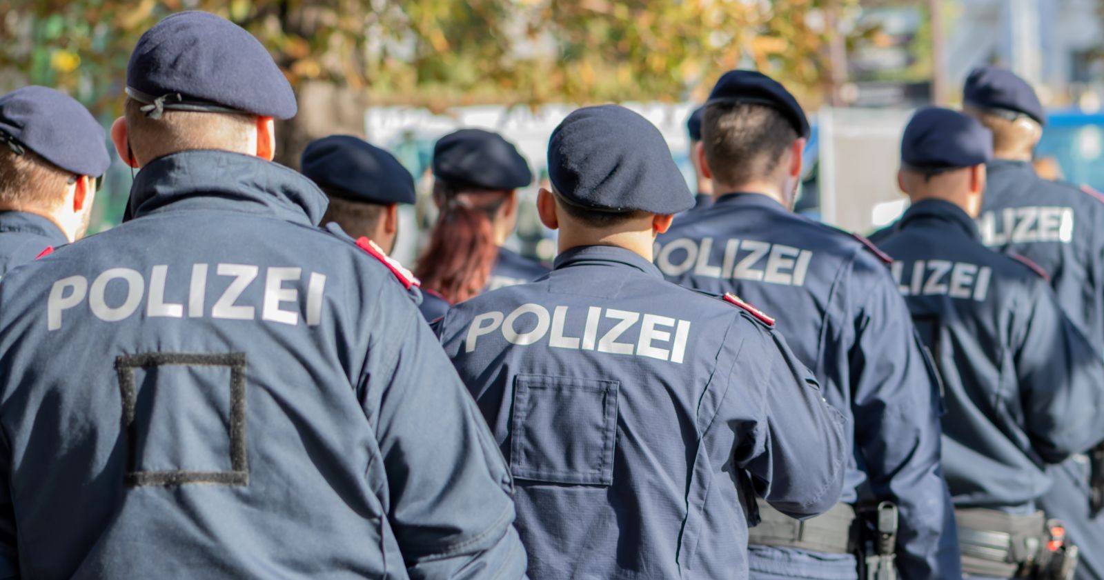 niformierte Polizisten erfüllen eine offizielle Aufgabe zur Wahrung der öffentlichen Ordnung