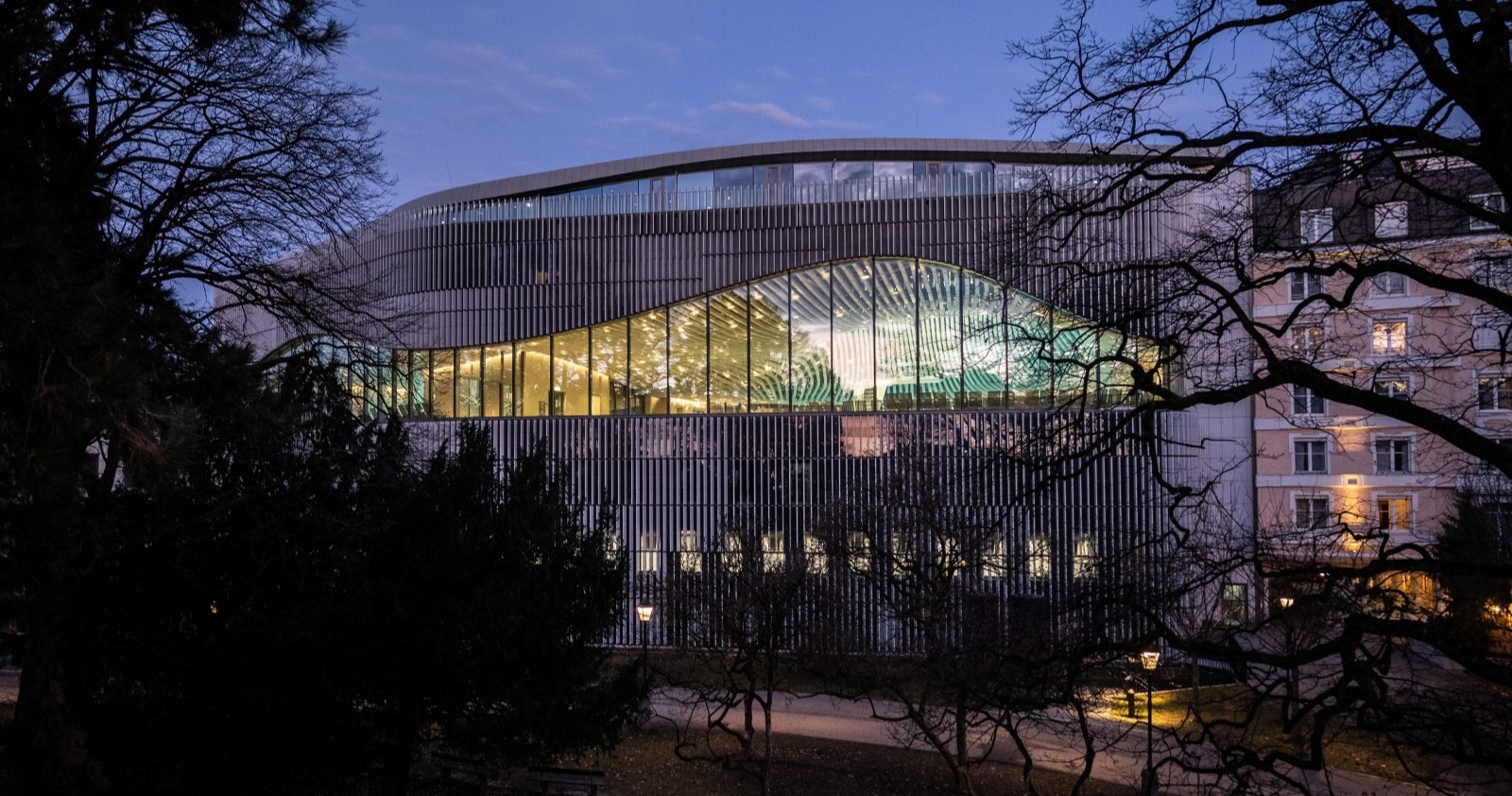 Außenansichten des Paracelsus Bad und Kurhaus in Salzburg.
