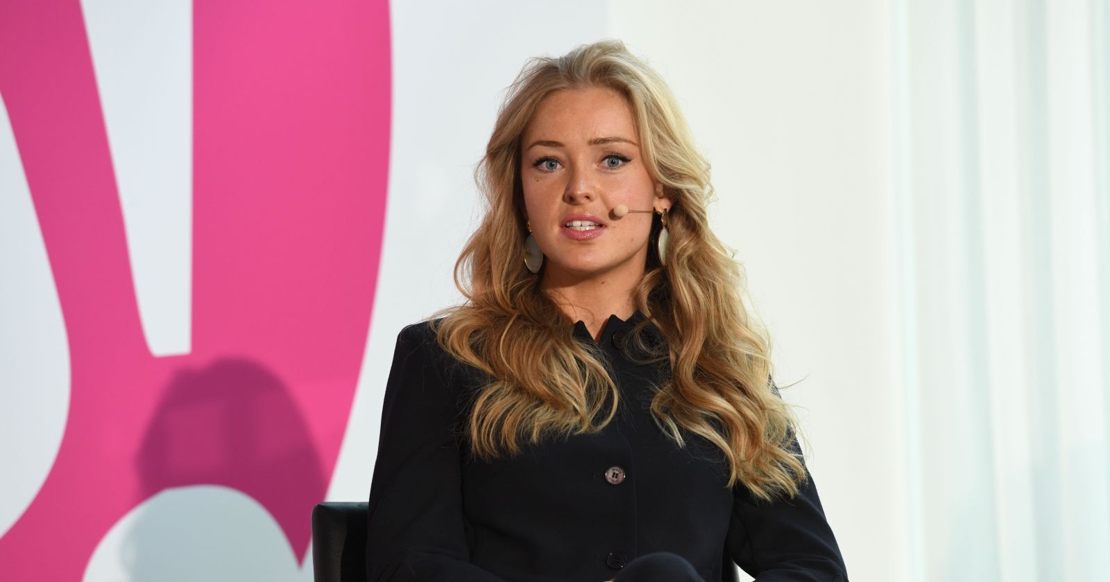 Patrice Aminati mit offenen haaren und Mikrophon