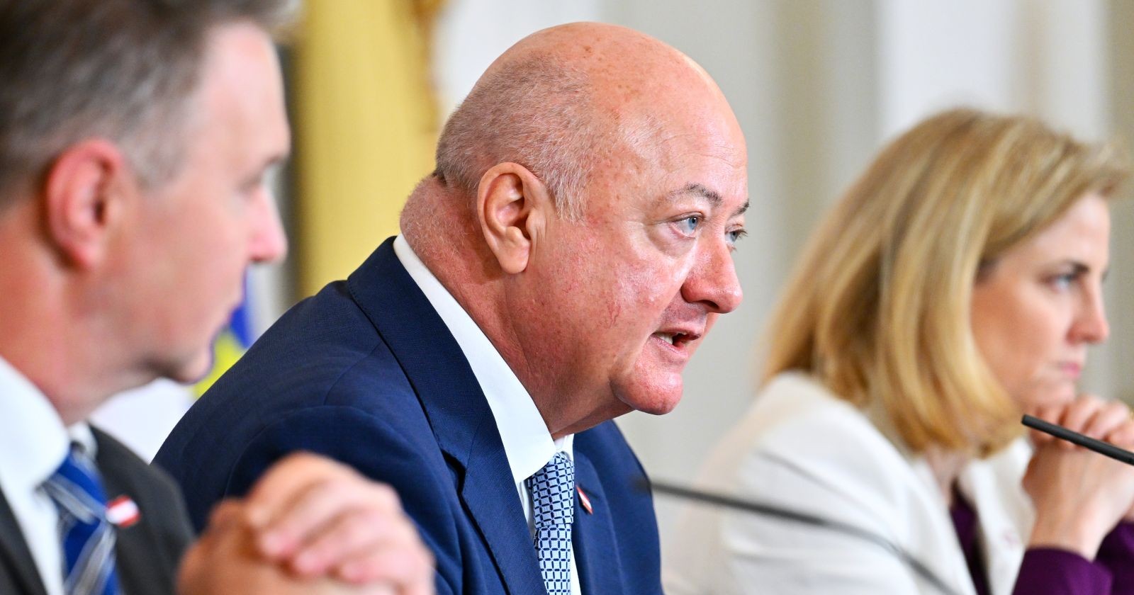 Vizekanzler Andreas Babler (SPÖ), Bundeskanzler Christian Stocker (ÖVP) und Außenministerin Beate Meinl-Reisinger (NEOS) am Mittwoch, 26. November 2025, im Rahmen des Pressefoyers nach einer Sitzung des Ministerrats im Bundeskanzleramt in Wien