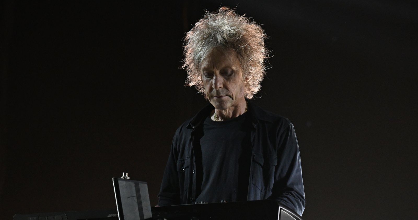 Perry Bamonte bei einem Konzert der britischen Band The Cure während eines Konzertes im Jahr 2023