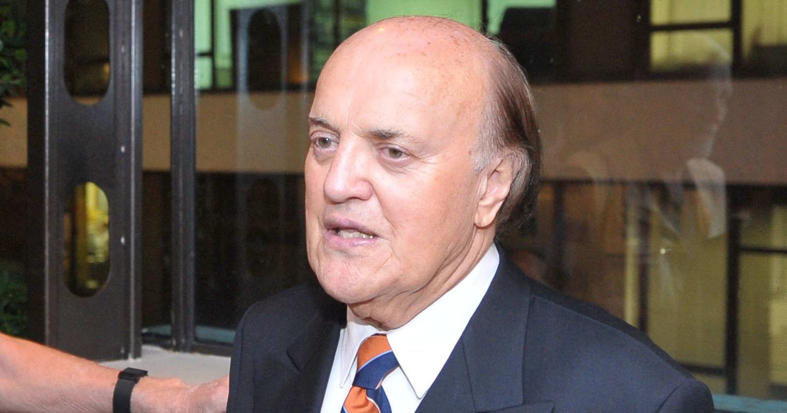 Peter Arnett mit gestreifter Krawatte.