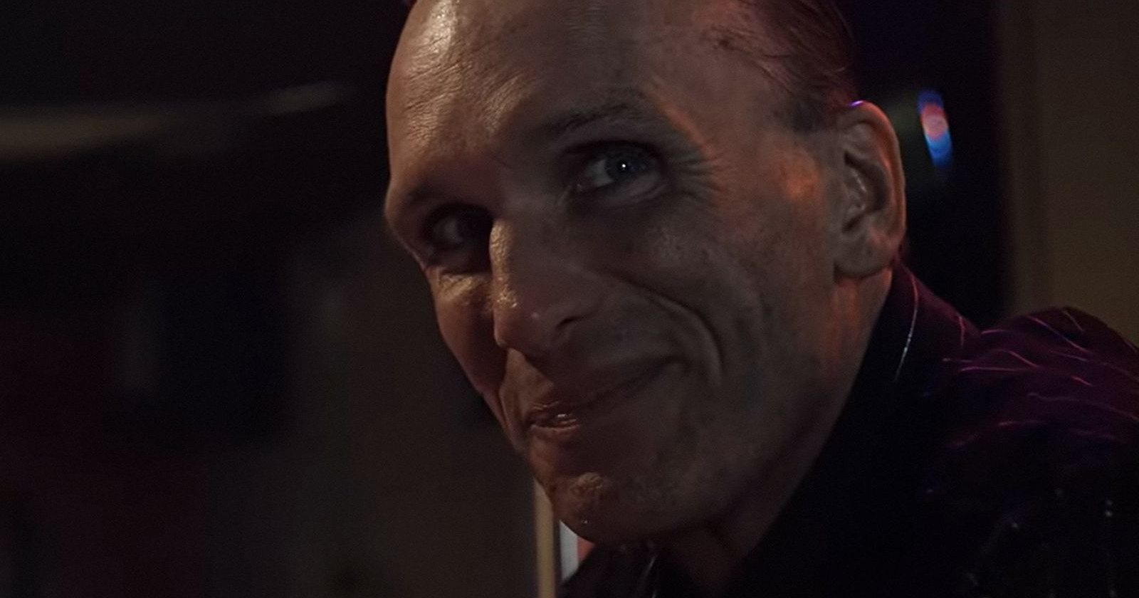 Mann blickt in die Kamera