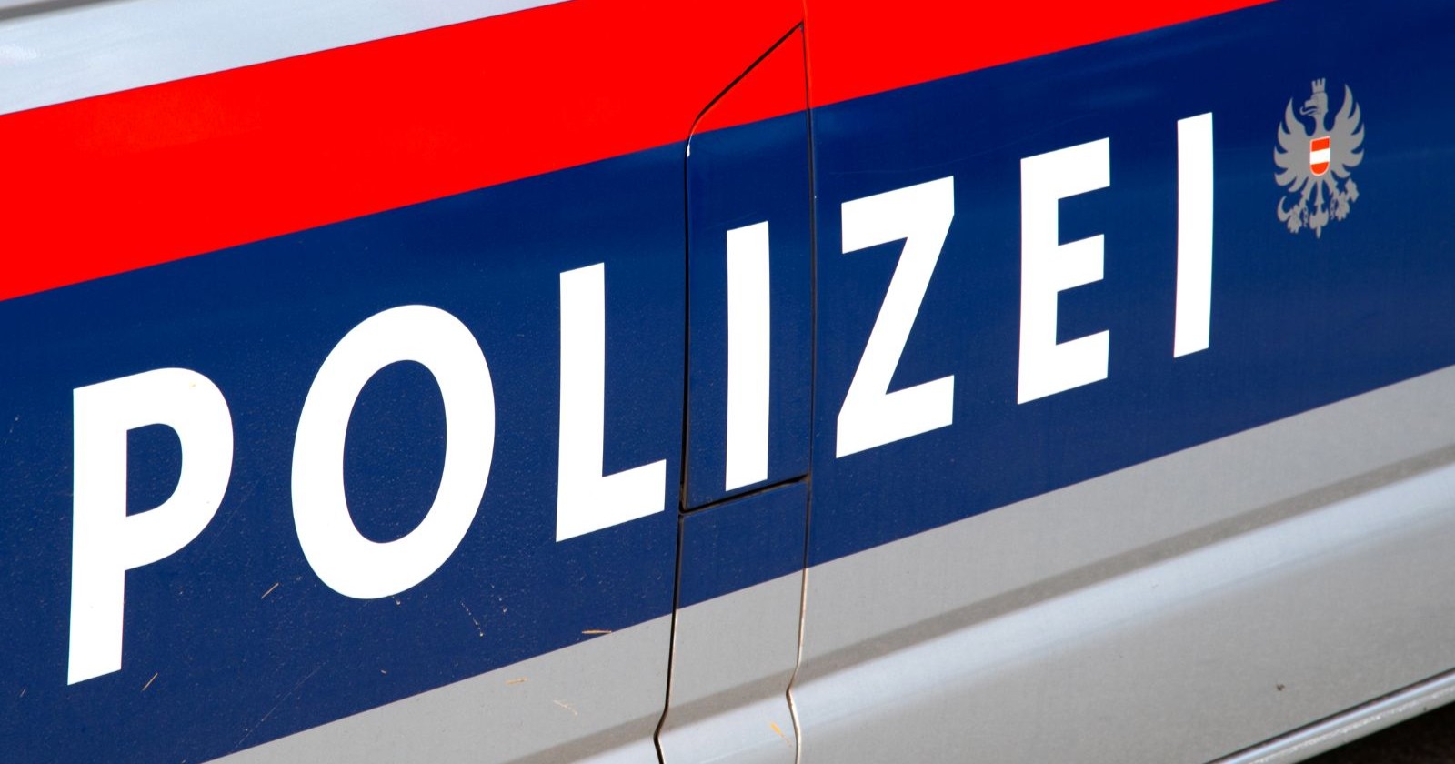 Seitenansicht eines Polizeiwagens der österreichischen Polizei