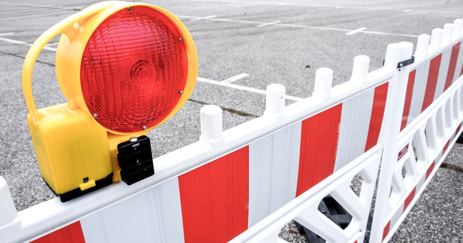 Sicherheitsabsperrung Banden und Lichter sollen die Sperre anzeigen