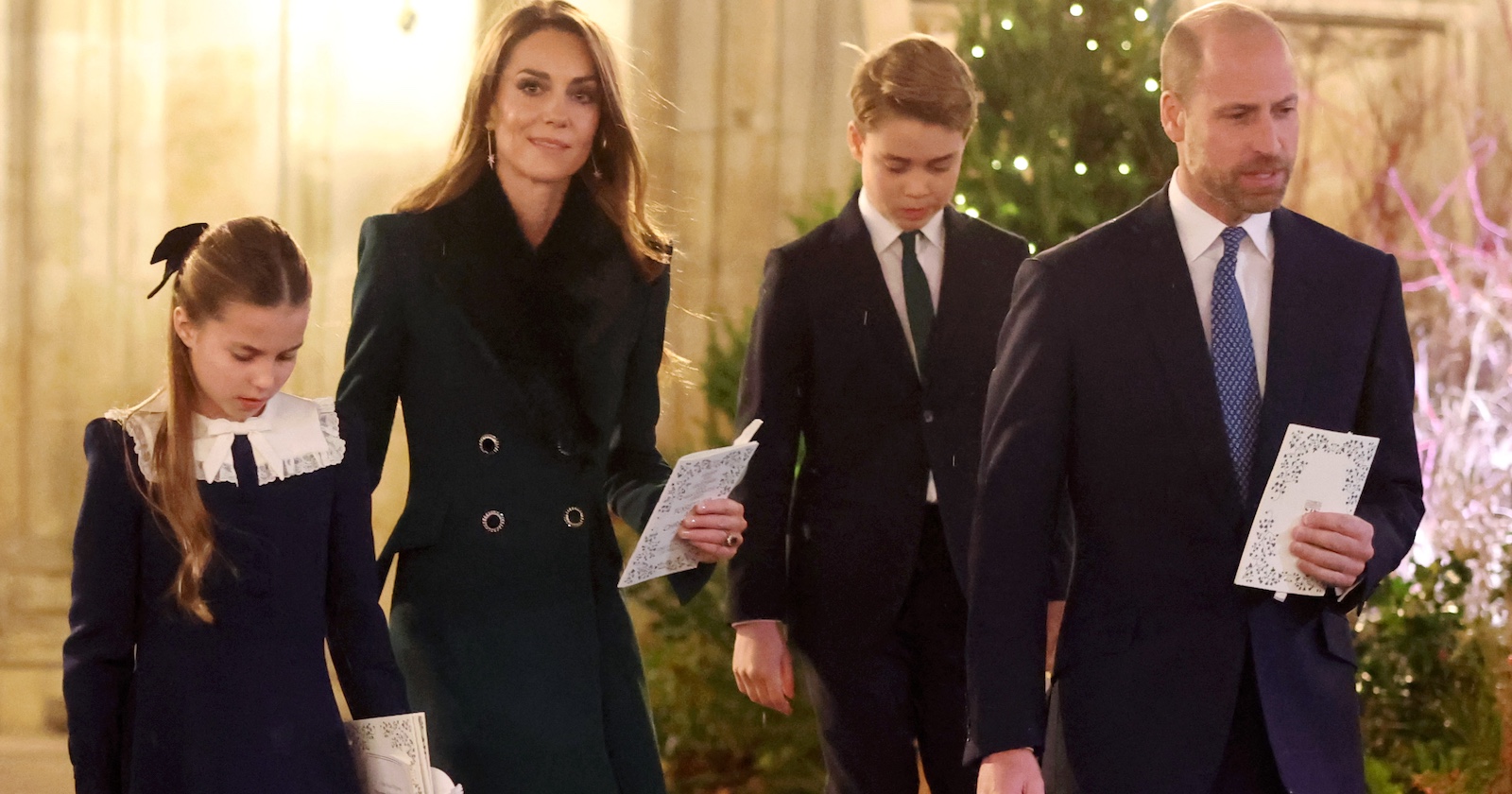 Prinzessin Kate und Prinz William mit ihren Kindern Charlotte und George außerhalb der Westminster Abbey