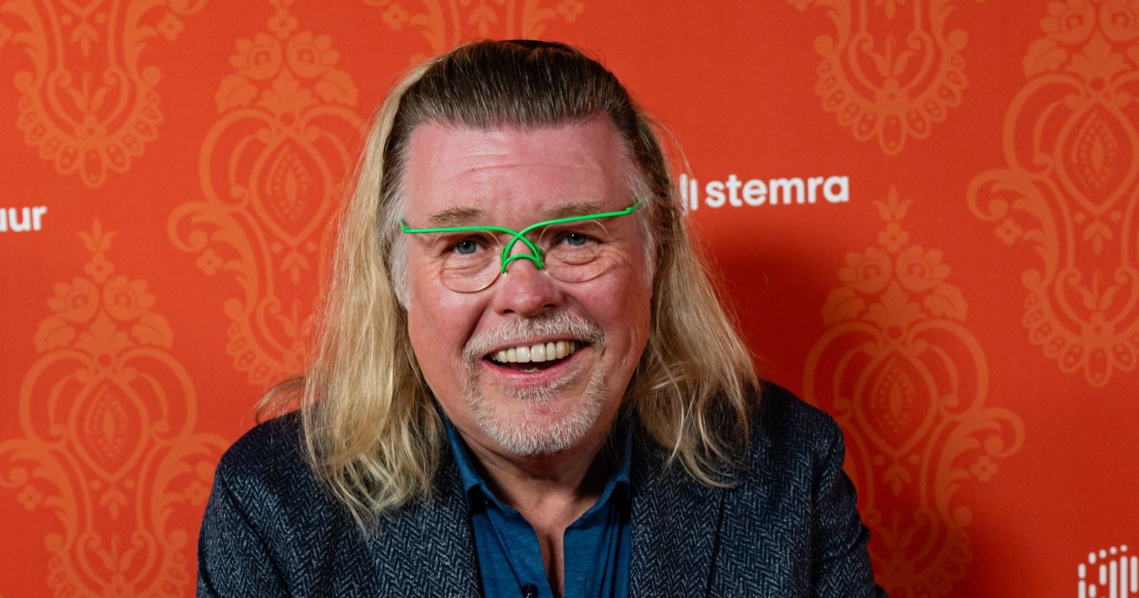 René Karst bei einem öffentlichen Auftritt – seine grüne Brille wurde zu seinem Markenzeichen in der niederländischen Schlagerszene. Der Schlagerstar ist unerwartet an einem Herzstillstand verstorben.