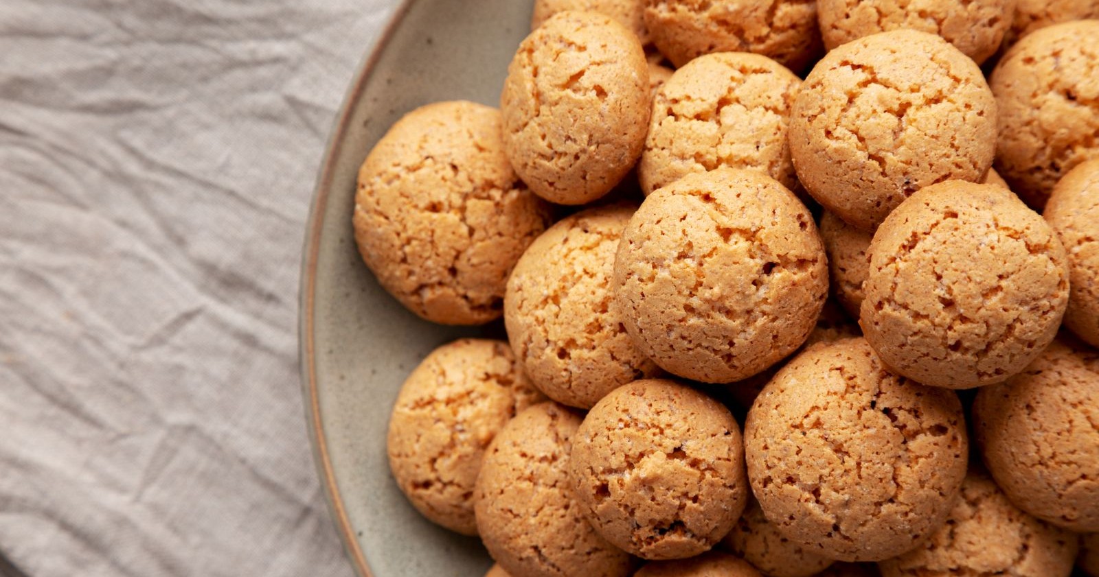 Ein Teller mit goldbraunen Sapori Amaretti-Keksen, die wegen zu hoher Blausäurewerte vom Hersteller zurückgerufen wurden.