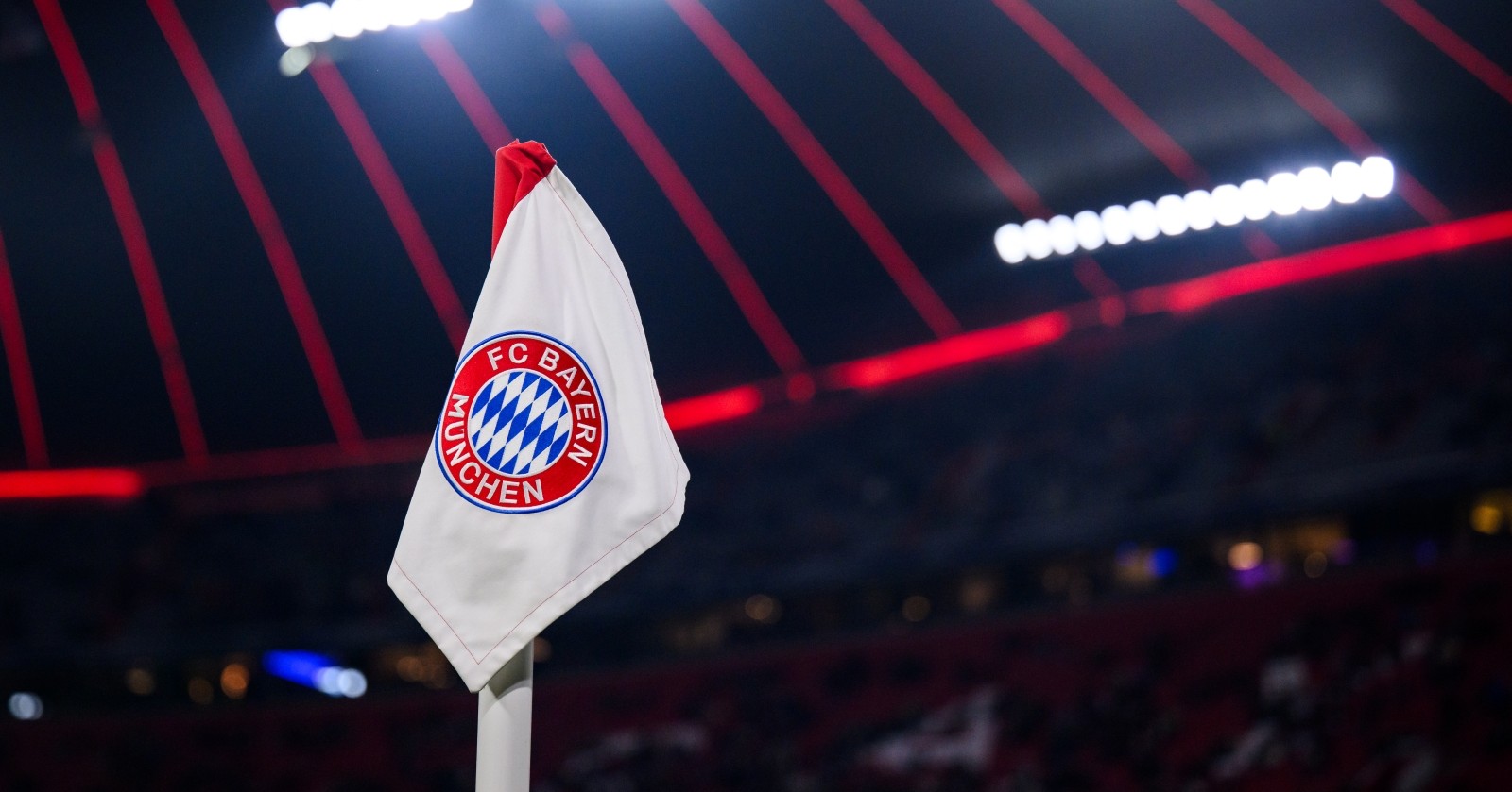FC Bayern Logo zu sehen beim CL-Spiel, FC Bayern vs. Sporting Lissabon.