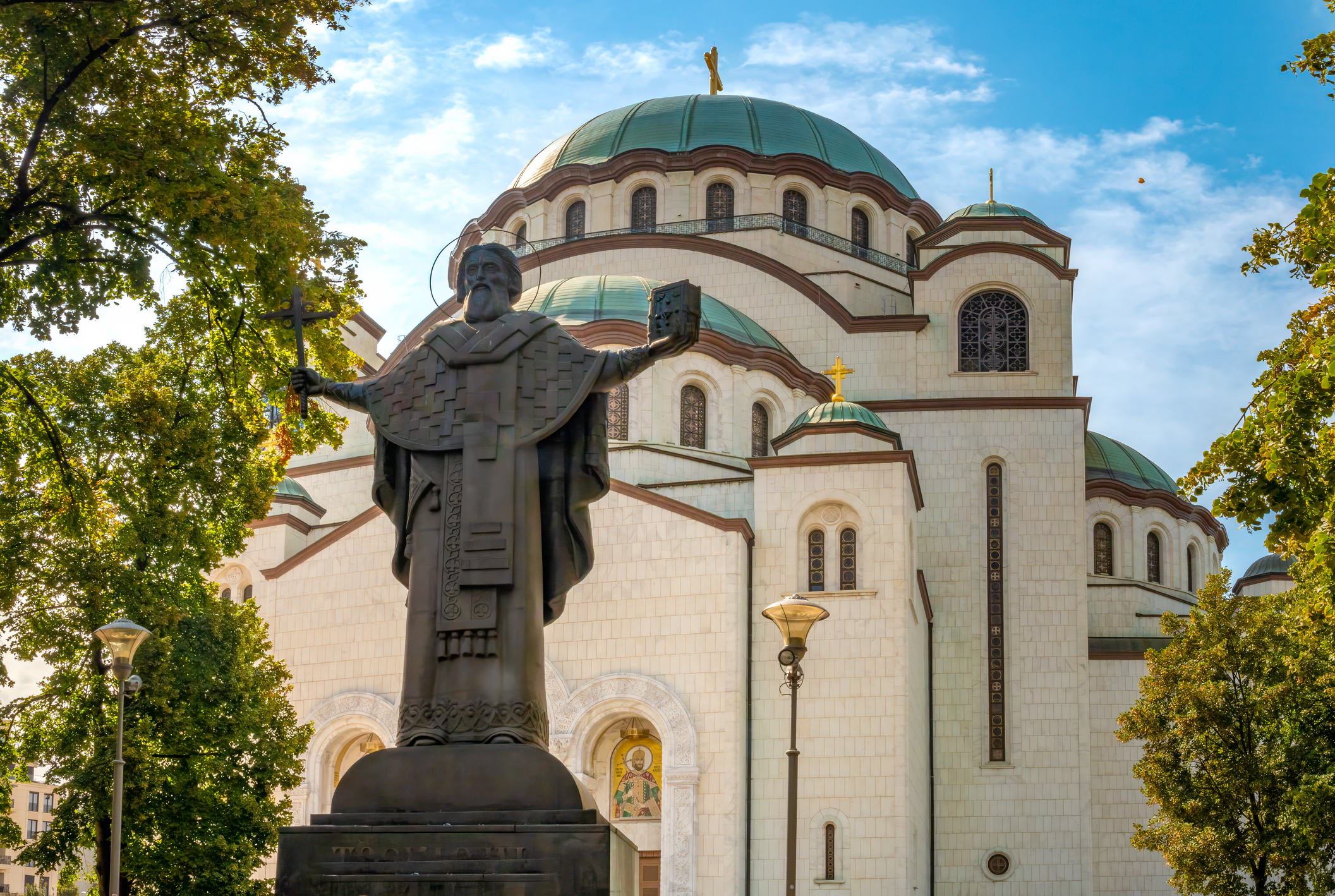 Eine Statue vor einem Dom