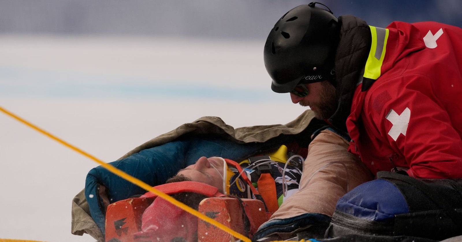 Rok Aznoh am 4.12.2025 während der Ski-Alpin-weltcup-Abfahrt von Beaver Creek, während er in einer Rettungstrage abtransportiert wird