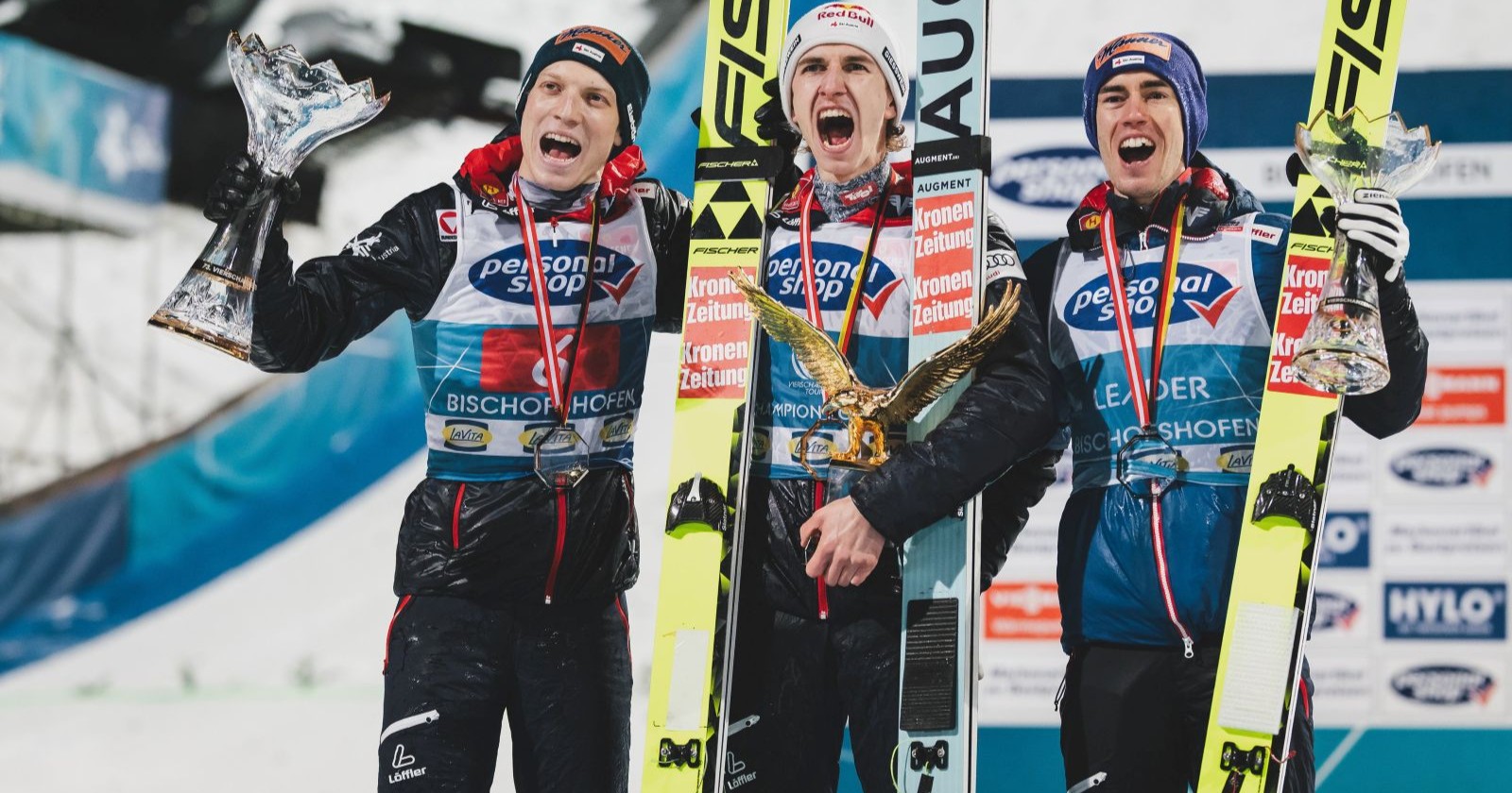 Jan Hörl. Daniel Tschofenig und Stefan Kraft während der Siegerehrung der Vierschanzentournee in Bischofshofen