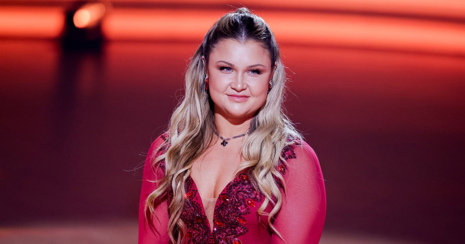 Sophia Thiel in einem roten Kleid