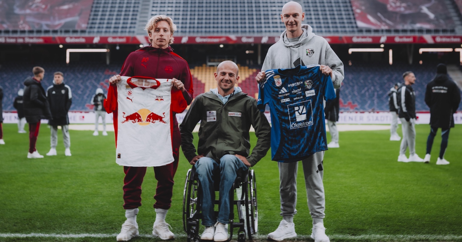 Zwei Fußballer mit Paralympics-Silbermedaillengewinner auf dem Fußballfeld