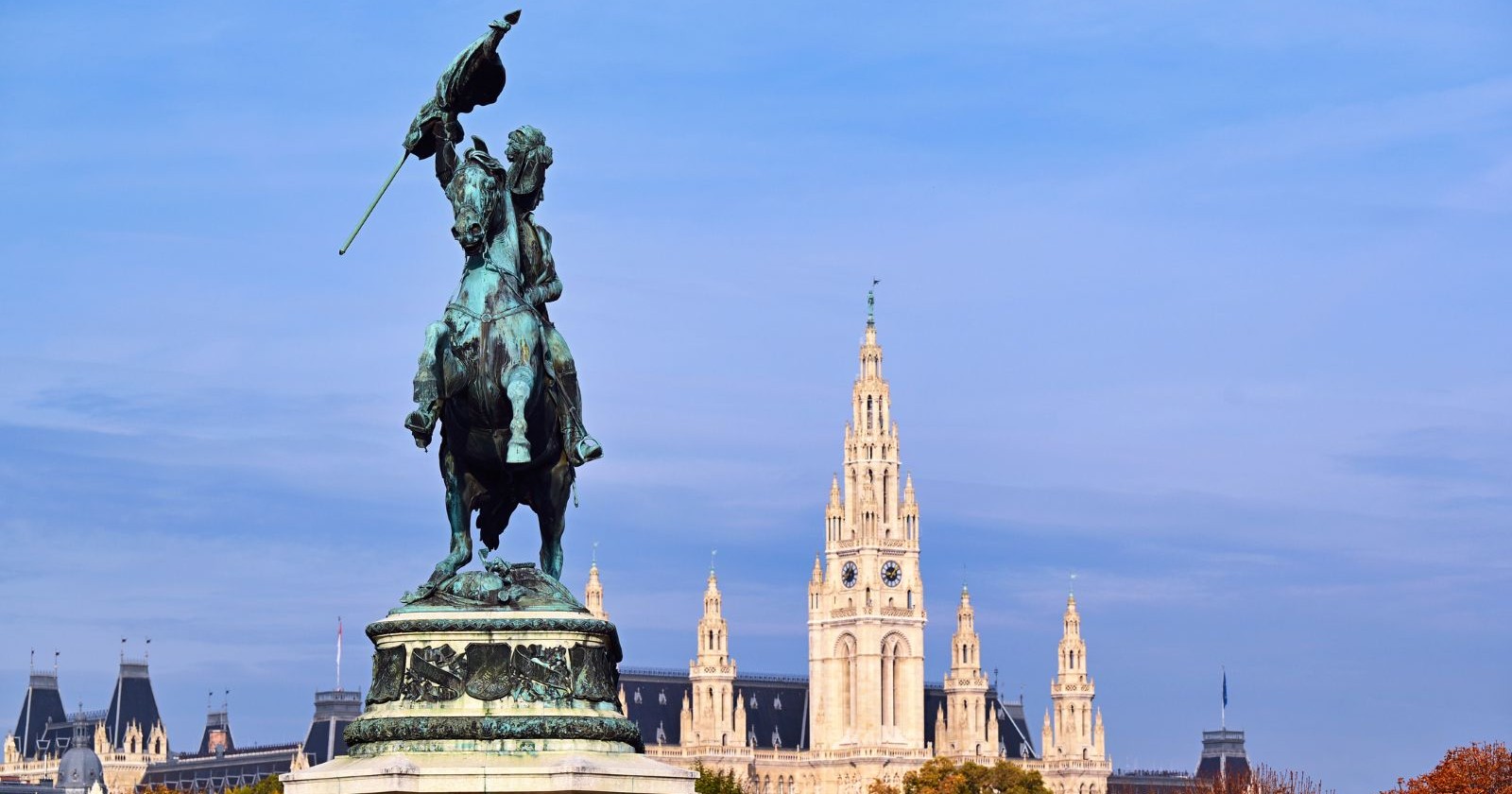Statue von Erzherzog Karl auf dem Heldenplatz und Rasthaus, Wien, Österreich
