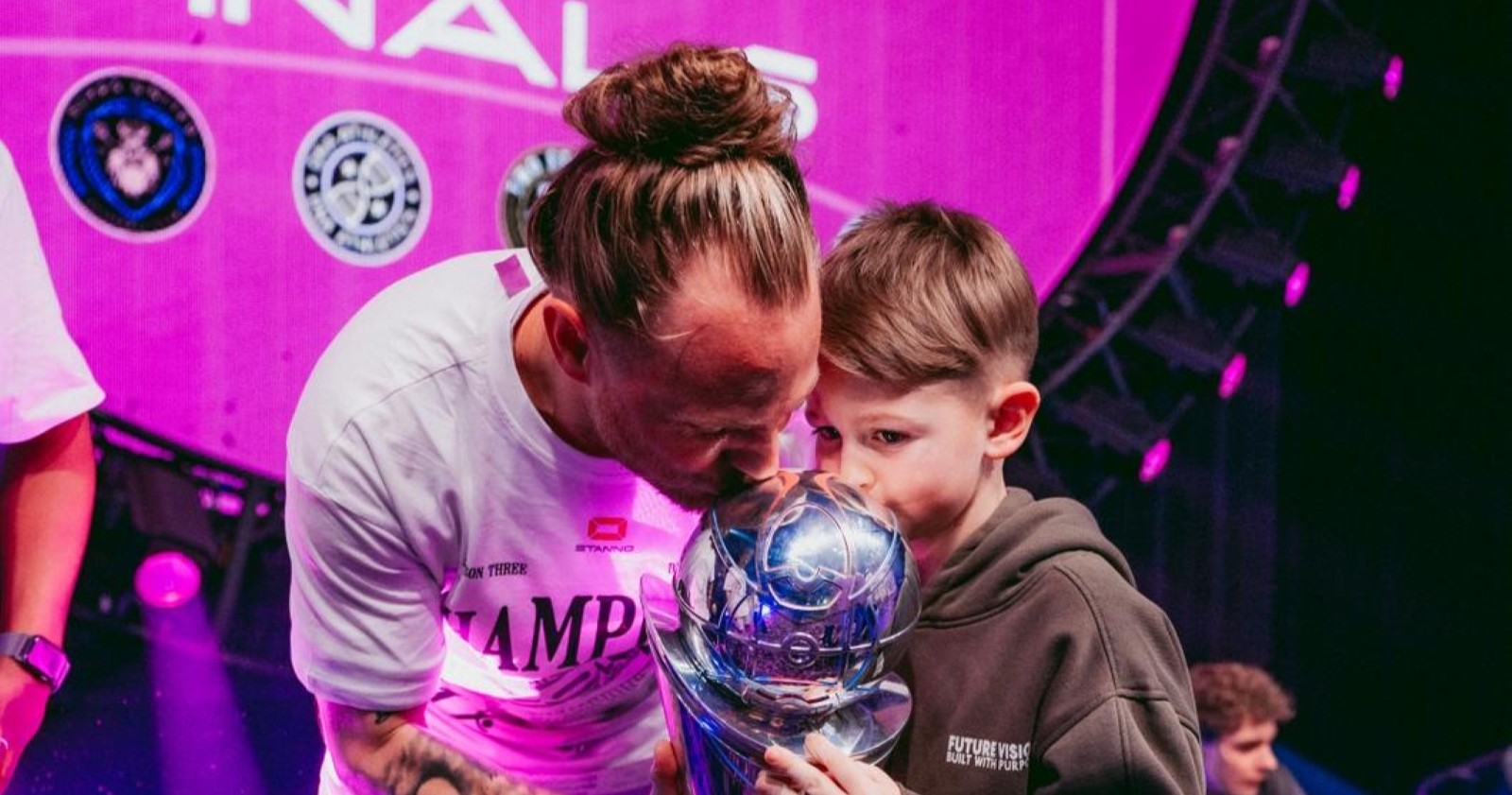 Stefan Federer feierte den Icon-League-Titel in Wien gemeinsam mit seinem Sohn.