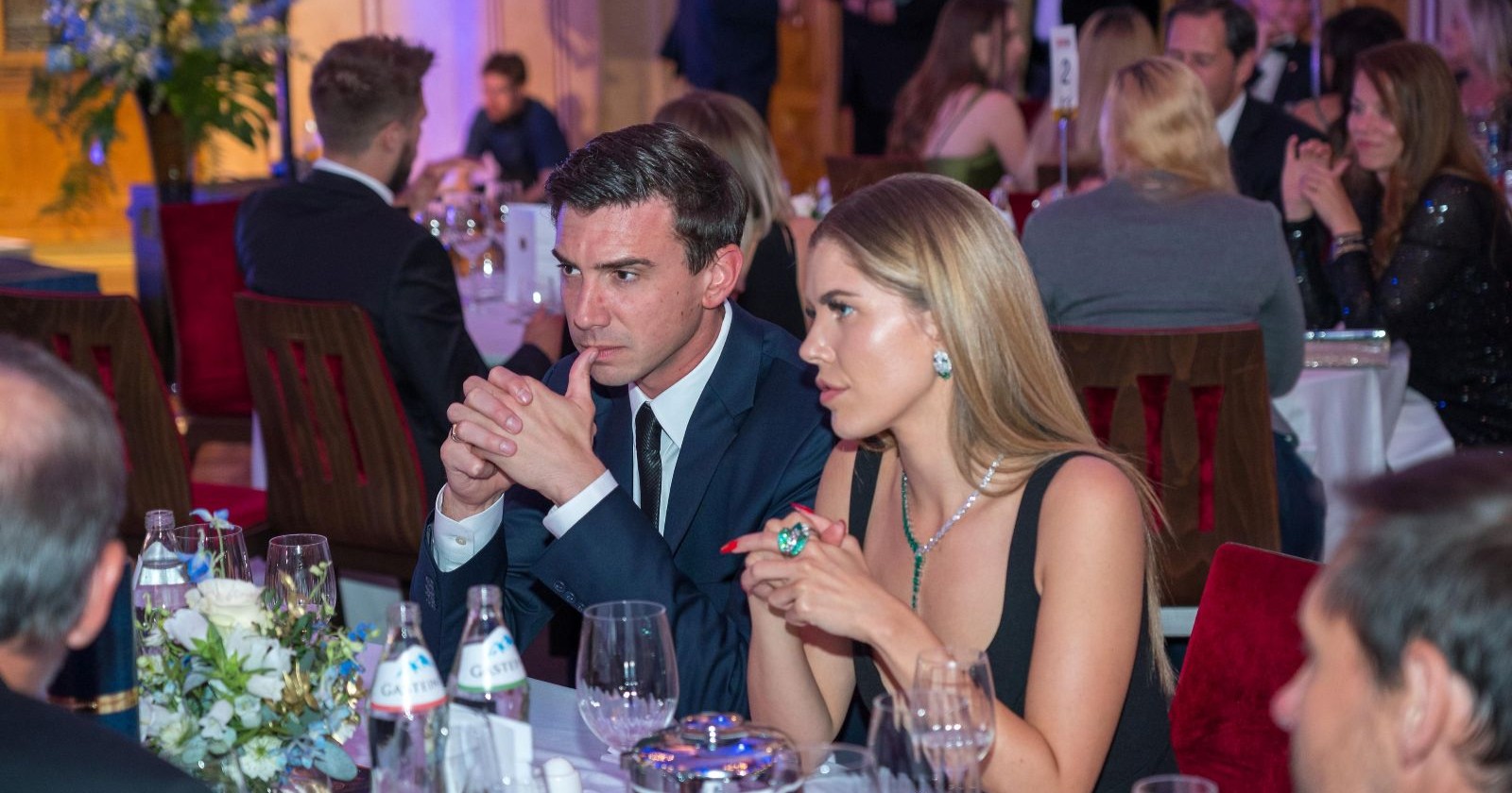 Victoria Swarovski und Mark Mateschitz sitzen am Tisch