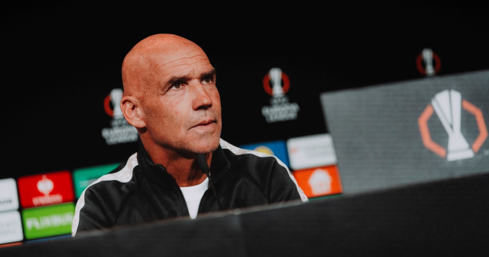 Thomas Letsch bei der Pressekonferenz vor einem Europa League Spiel.