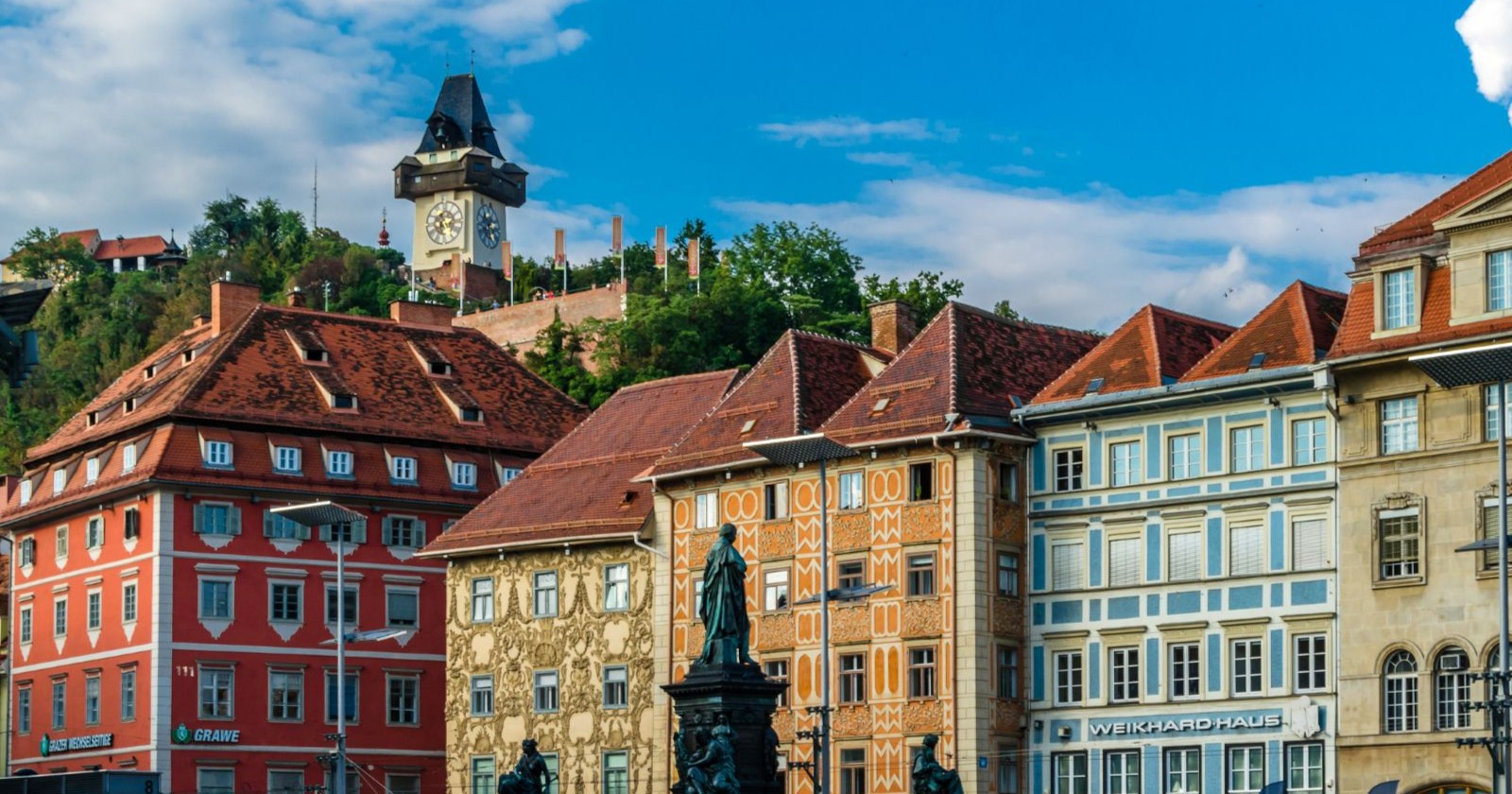 Blick auf den Grazer Hauptplatz mit Uhrturm – die Stadt, in der der Traditionsbetrieb Thomawirt Graz nach Zustimmung der Gläubiger vorerst gerettet wurde.