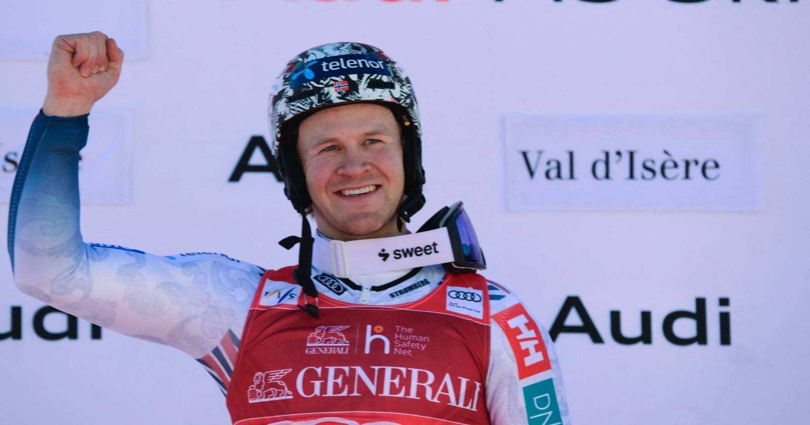 Timon Haugan feiert seinen Erfolg auf dem Podium.