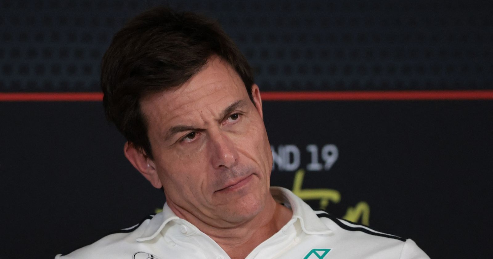 Toto Wolff bei einer Pressekonferenz, mit ernstem Blick und angespanntem Ausdruck, nachdem er die Kommentare von Helmut Marko zum Katar-Rennen scharf zurückgewiesen hat.