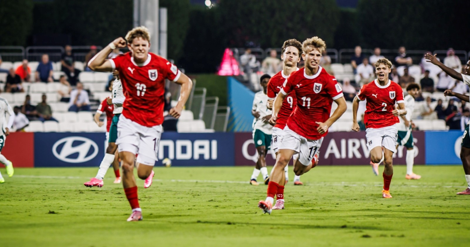 Johannes Moser und Co. beim Auftaktspiel nach einem Treffer.