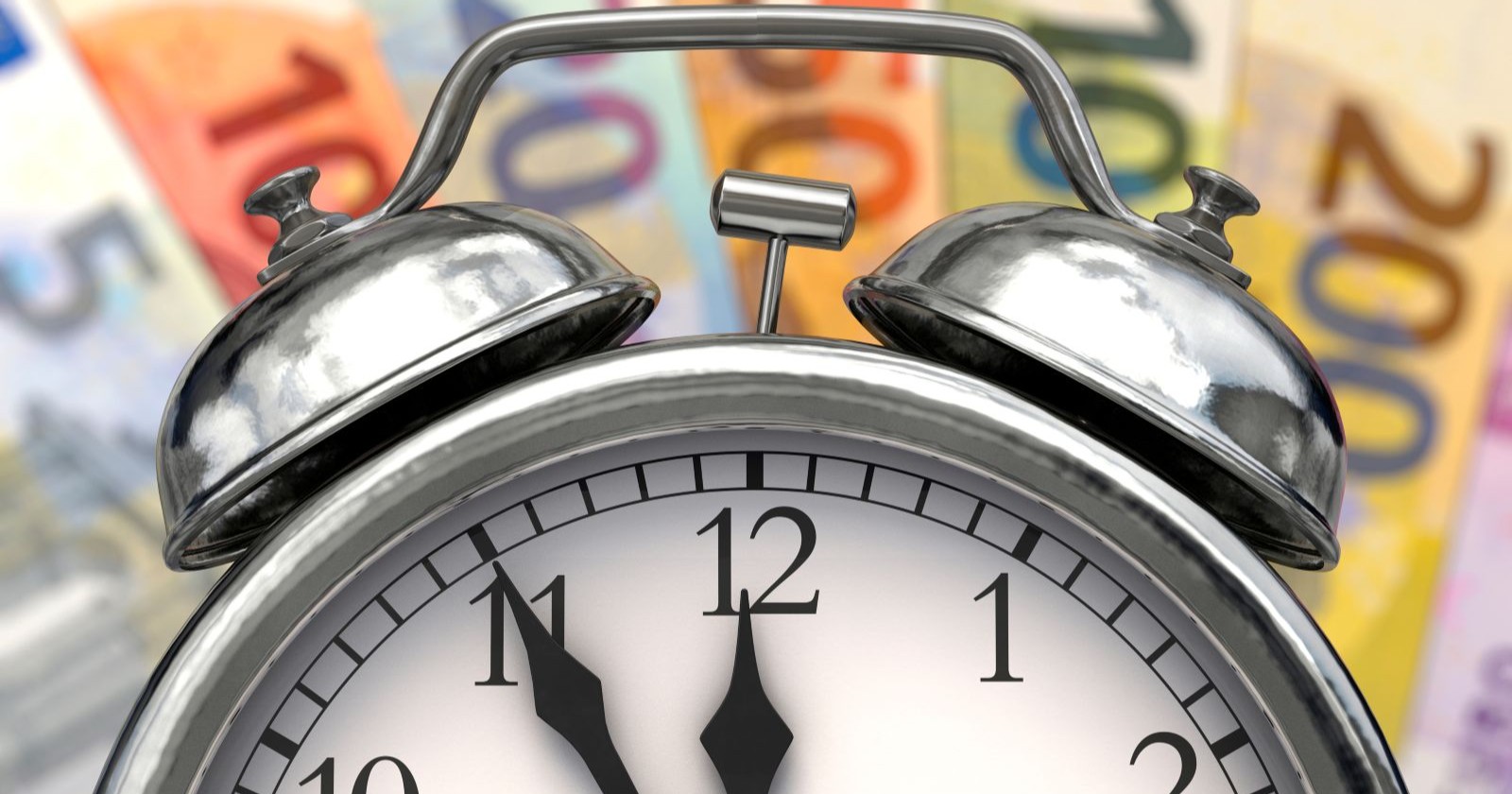 5 bis 12 - Wecker mit Euro-Scheinen im Hintergrund