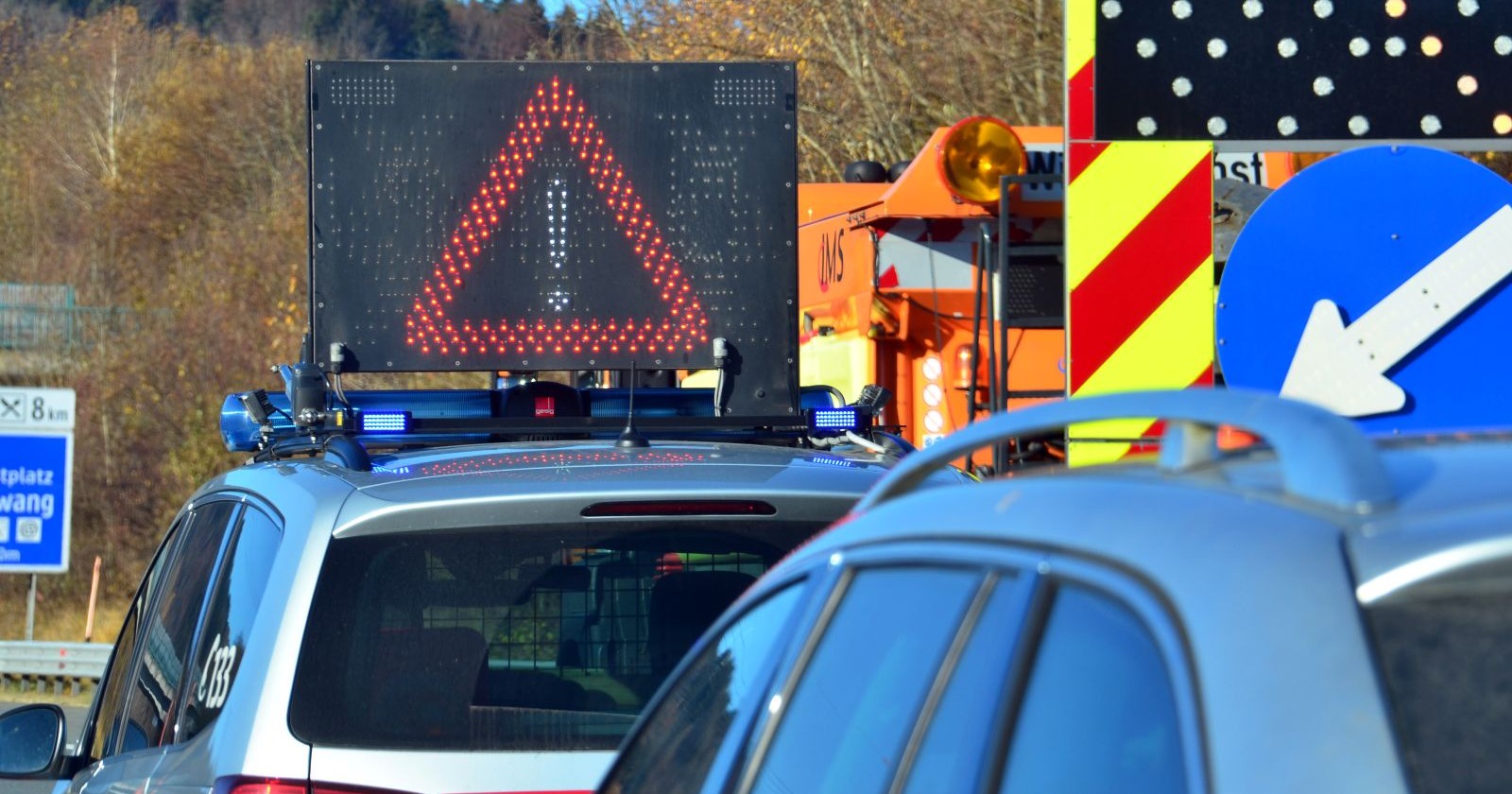 Polizeiautos an einer Unfallstelle auf der Autobahn.