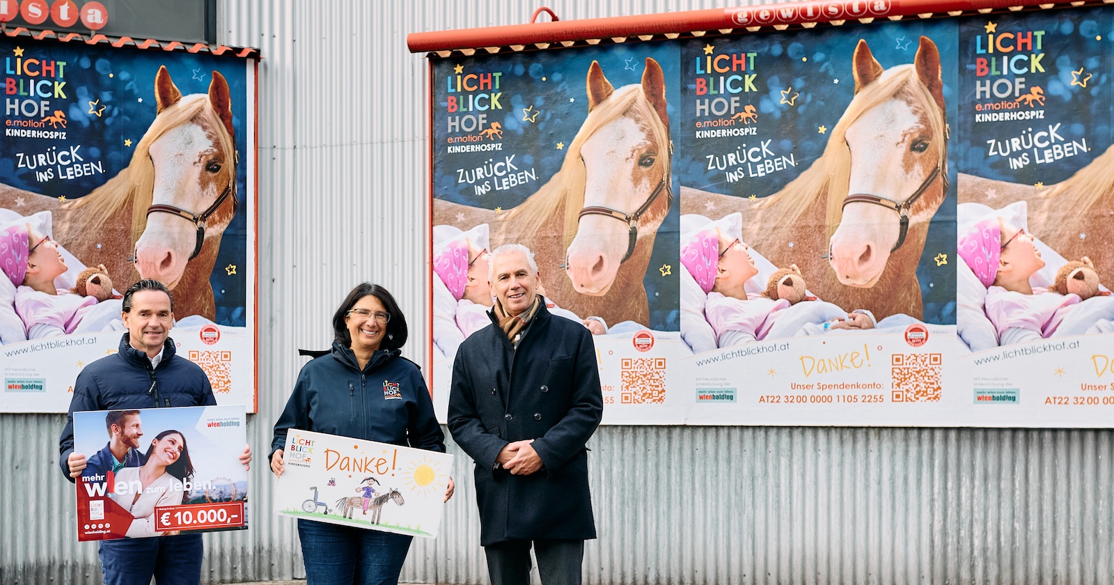 Gruppenbild vor Plakaten